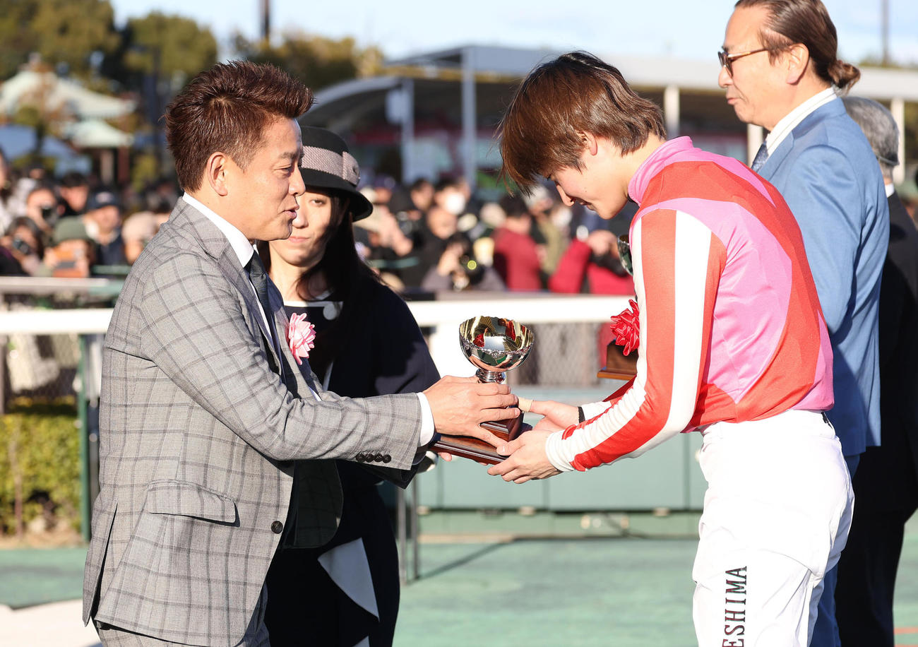 プロキオンS　プレゼンターの井戸田潤（左）からトロフィーを授与される鮫島駿騎手（撮影・白石智彦）