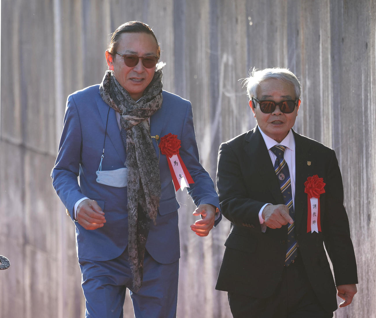 会話を交わしながら口取り撮影に向かう吉澤克己氏（左）と音無師（撮影・白石智彦）