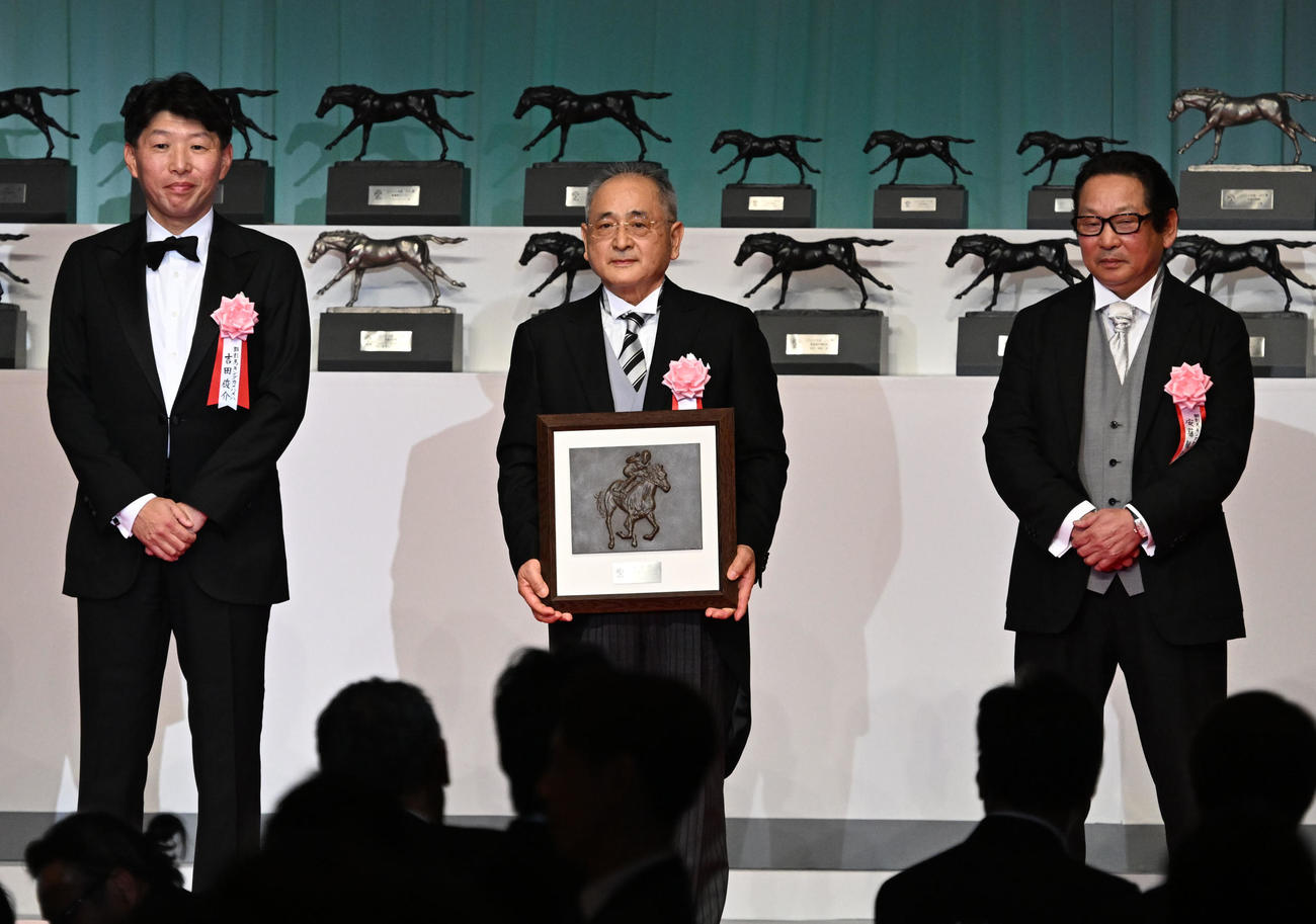 キングカメハメハがJRA顕彰馬に選出され記念撮影に納まる松田元師（中央）ら関係者（撮影・千葉一成）