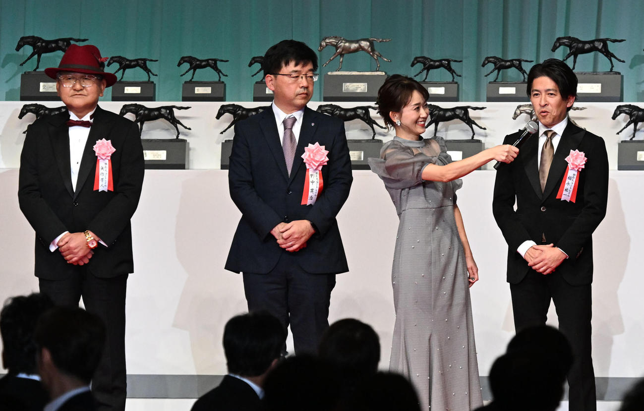 コントレイルがJRA顕彰馬に選出され喜びを語る福永師、左端は矢作師（撮影・千葉一成）