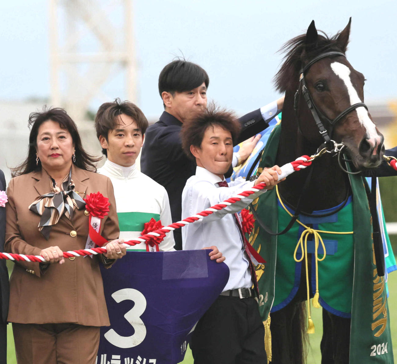 ソウルラッシュでマイルCSを制し口取りに臨む石川達絵オーナー（左端）、団野大成騎手（左から2人目）