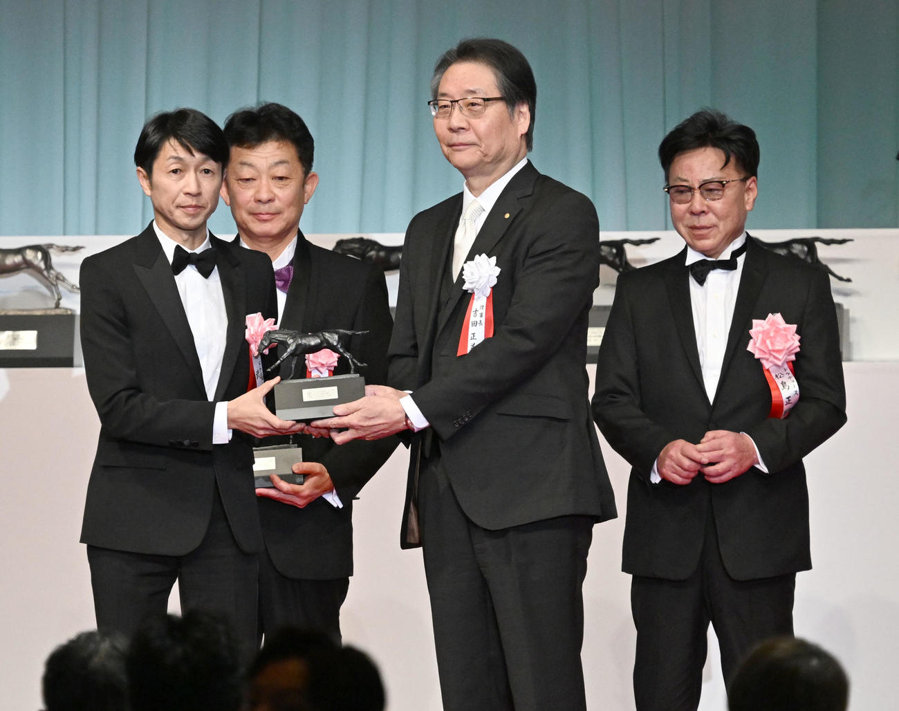 ドウデュースが最優秀4歳以上牡馬に選出され、JRA吉田理事長から記念品を受け取る武豊騎手（左）（撮影・千葉一成）