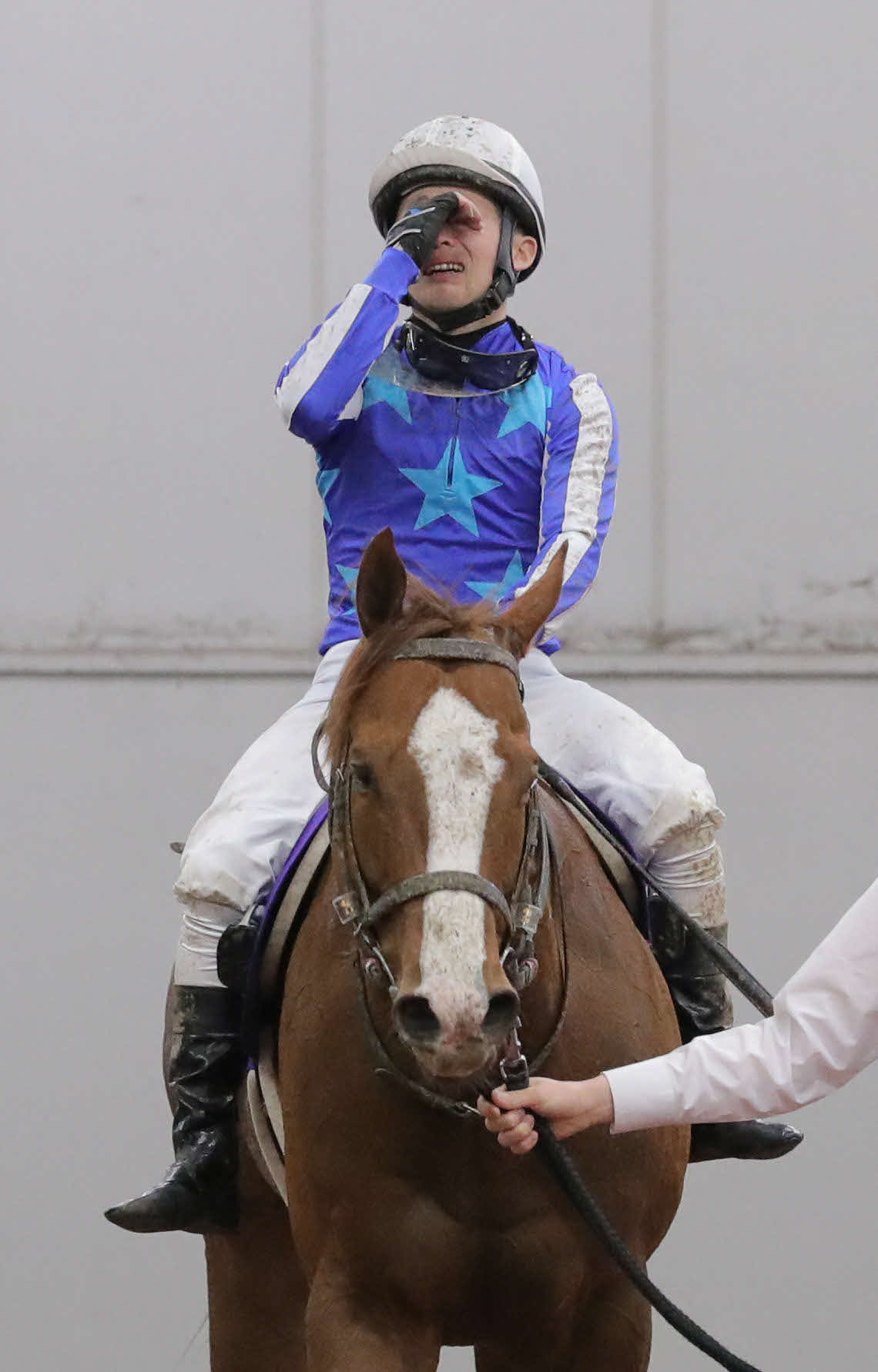 2022年の高松宮記念、ナランフレグでG1初勝利し感極まる丸田騎手