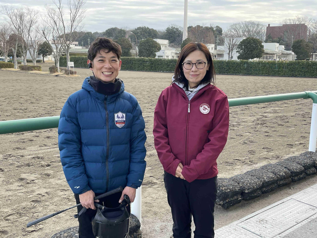 美浦トレセンで研修中の前川恭子調教師（右）と嘉藤貴行調教師（左）