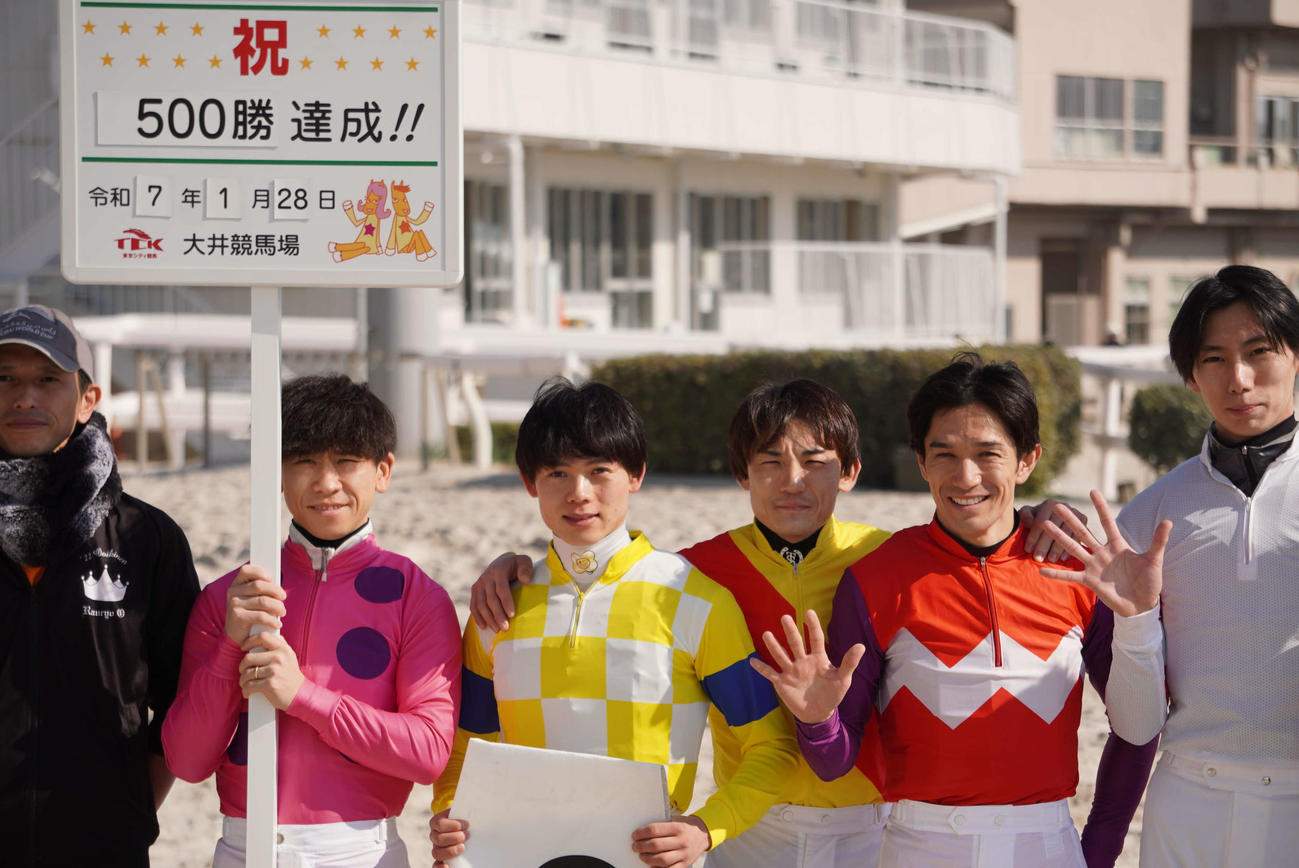 大井2Rをサンシップで制し、地方通算500勝を達成した藤本現暉騎手（左から3人目）
