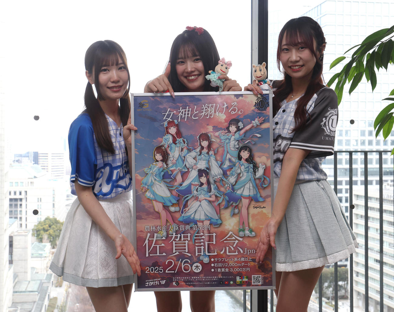 佐賀記念のPRで来社した、さがけいばオフィシャルアイドルの左から、望月琉菜、大原萌、有村のあ（撮影・白石智彦）