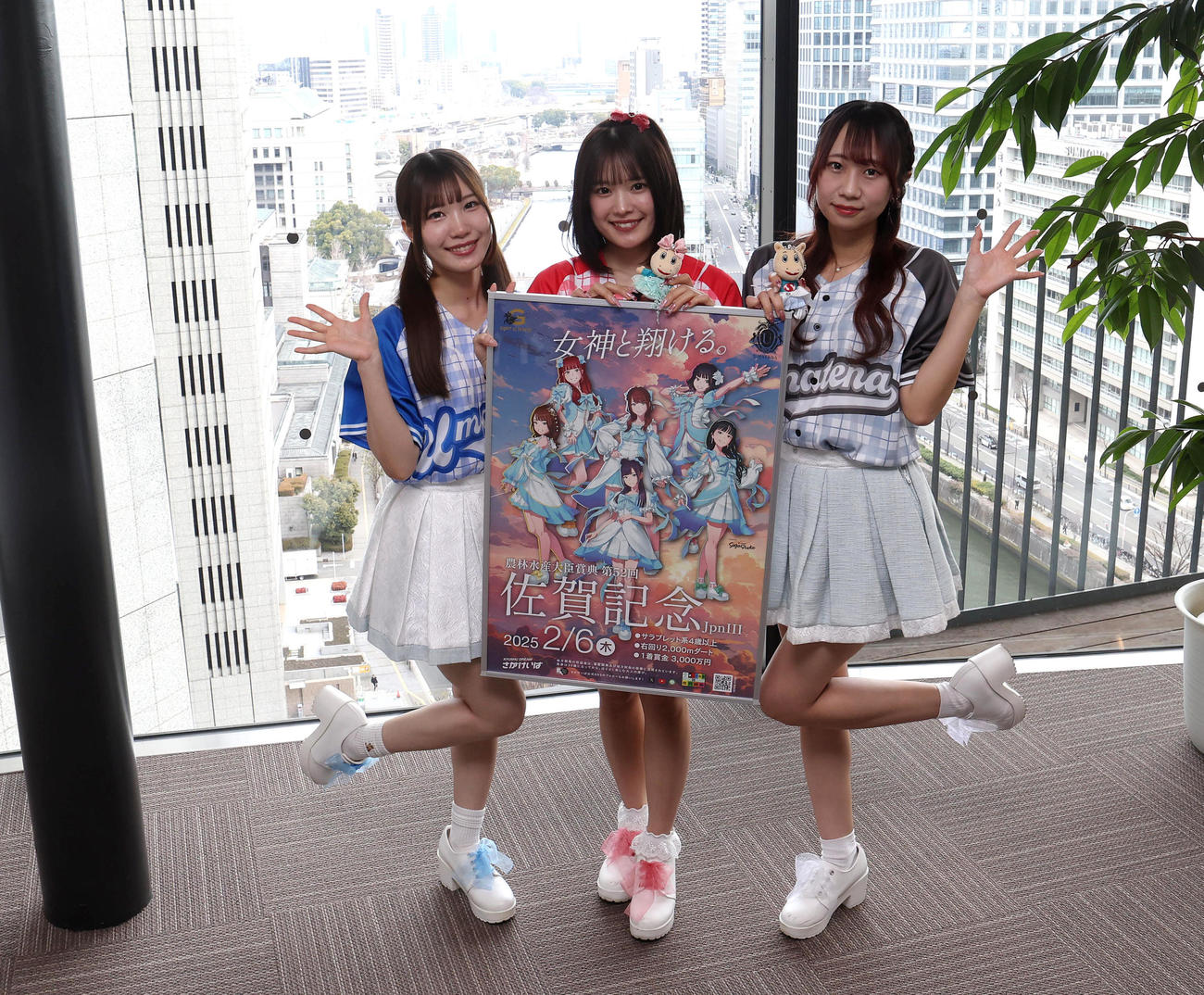 佐賀記念のPRで来社した、さがけいばオフィシャルアイドルの左から、望月琉菜、大原萌、有村のあ（撮影・白石智彦）