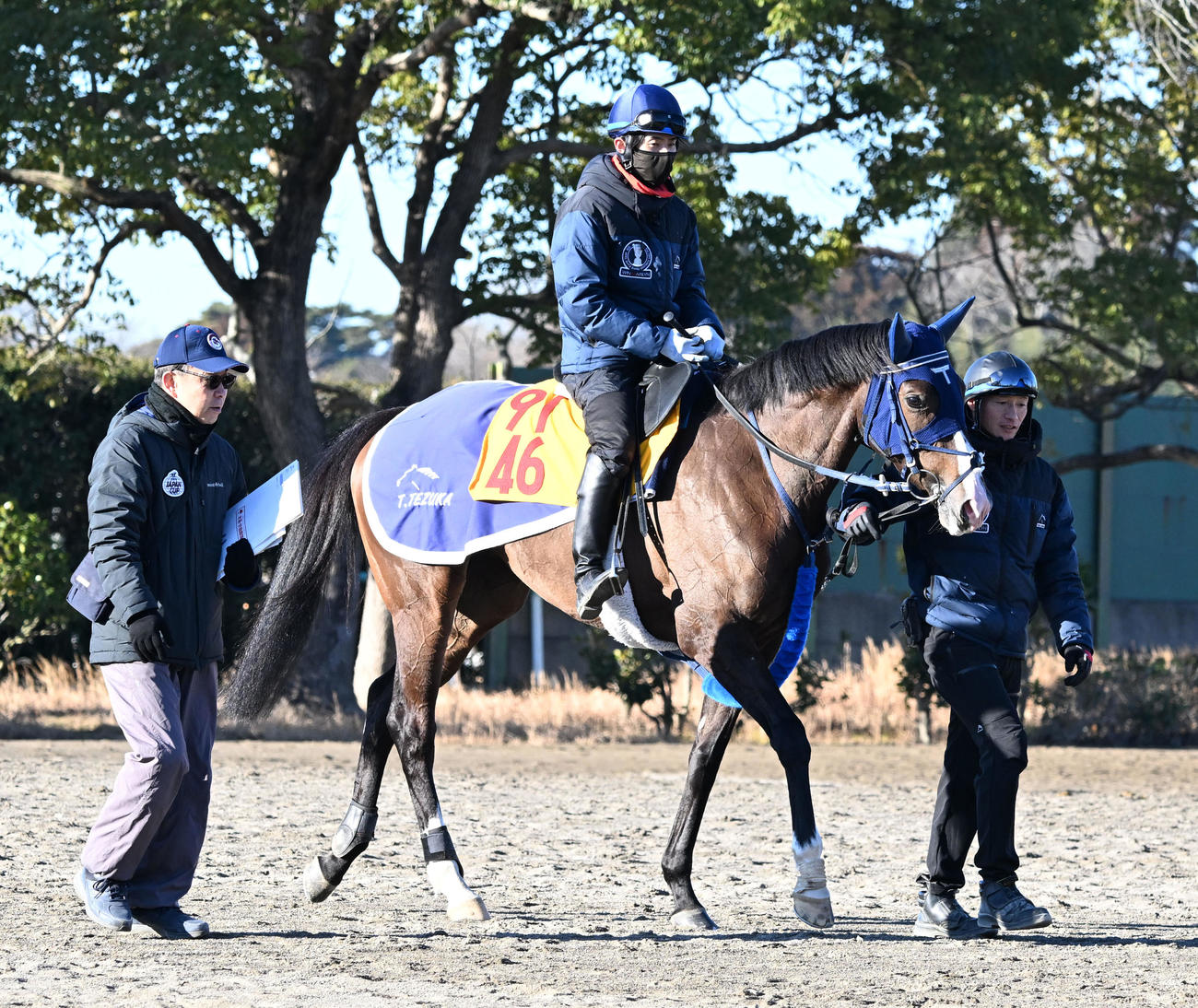 追い切りを終え、馬場を出るボンドガール。左は手塚師（撮影・千葉一成）