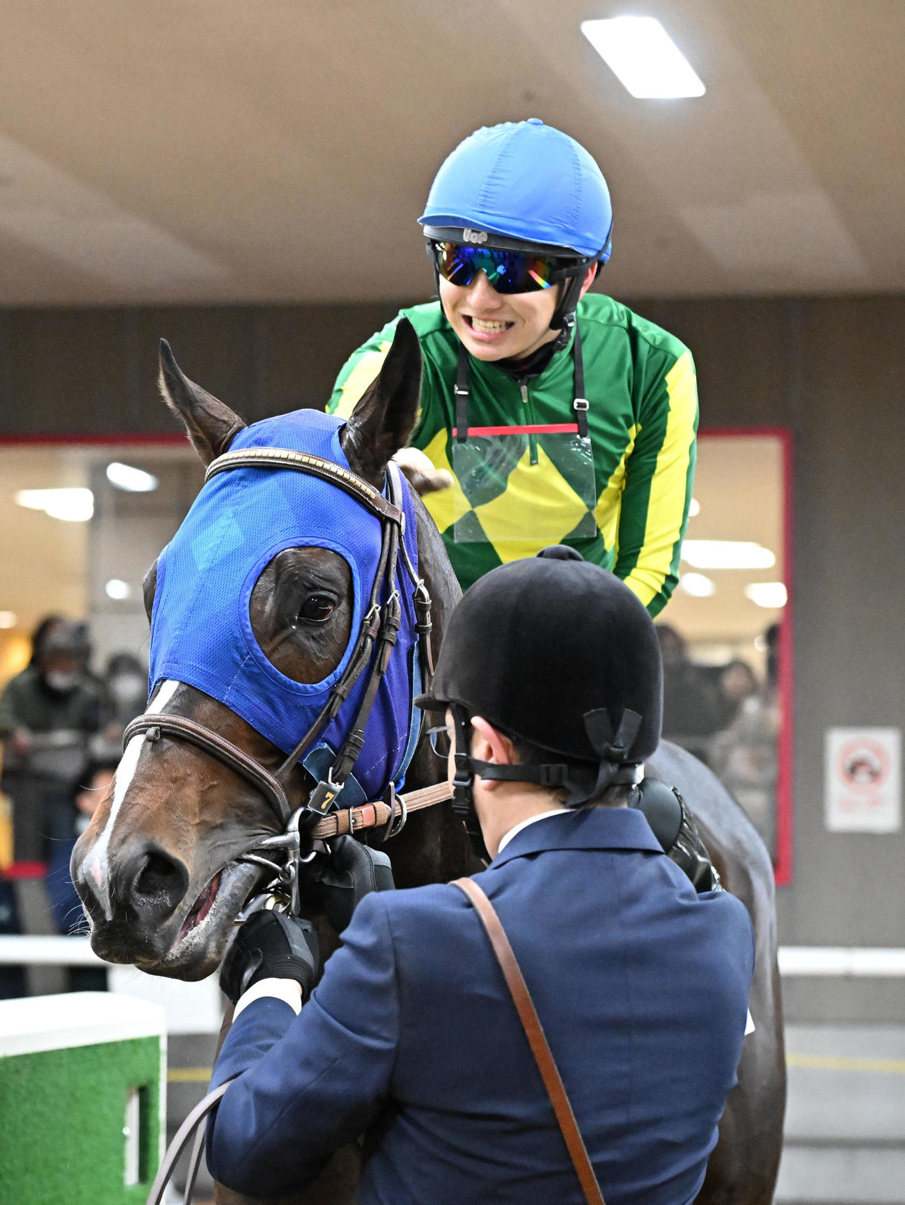 東京1R、3歳未勝利を制し、サトノシャムロックをねぎらう原優介騎手（撮影・千葉一成）