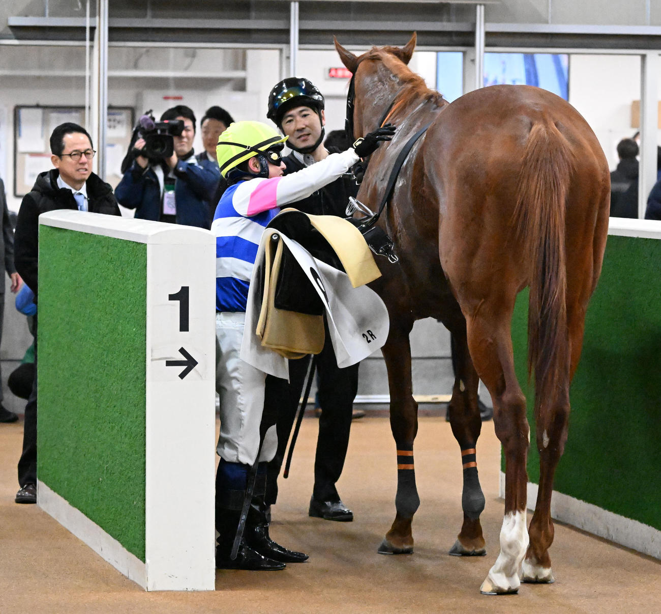 東京2R、3歳未勝利を制し、ファミーユウルーズをねぎらう武藤騎手。左は武藤師（撮影・千葉一成）