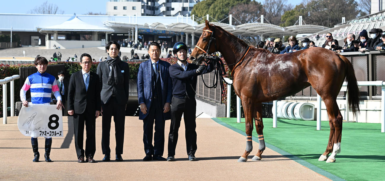 東京2R、3歳未勝利を制したファミーユウルーズの口取りをする武藤騎手と武藤師（左から2人目）（撮影・千葉一成）