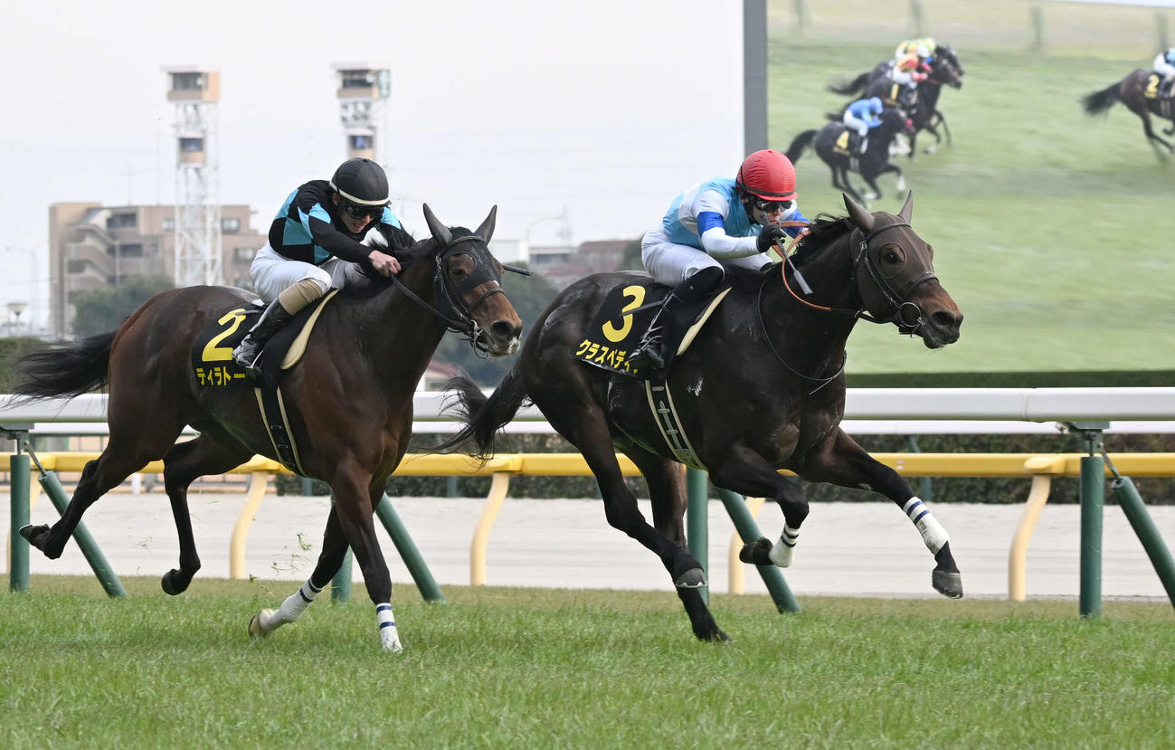クロッカスSを制し、クラスペディアで初勝利を挙げた小崎騎手。左は2着のティラトーレ（撮影・千葉一成）