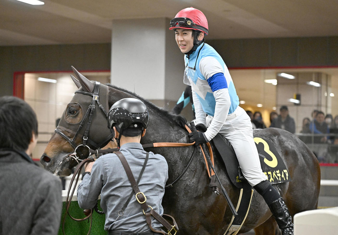 クロッカスSを制し、クラスペディアで初勝利を挙げた小崎騎手（撮影・千葉一成）