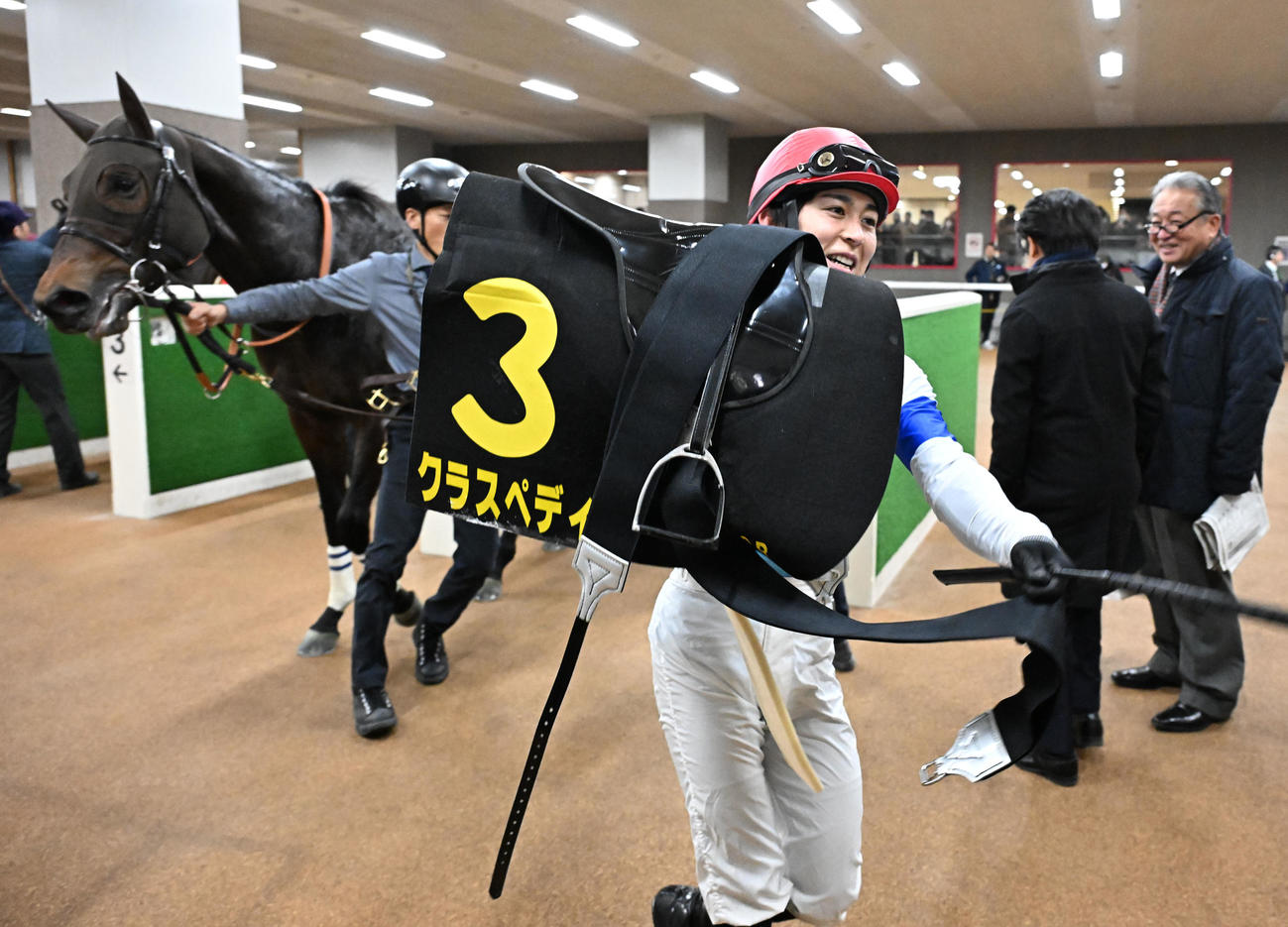 クロッカスSを制し、クラスペディアで初勝利を挙げた小崎騎手（撮影・千葉一成）