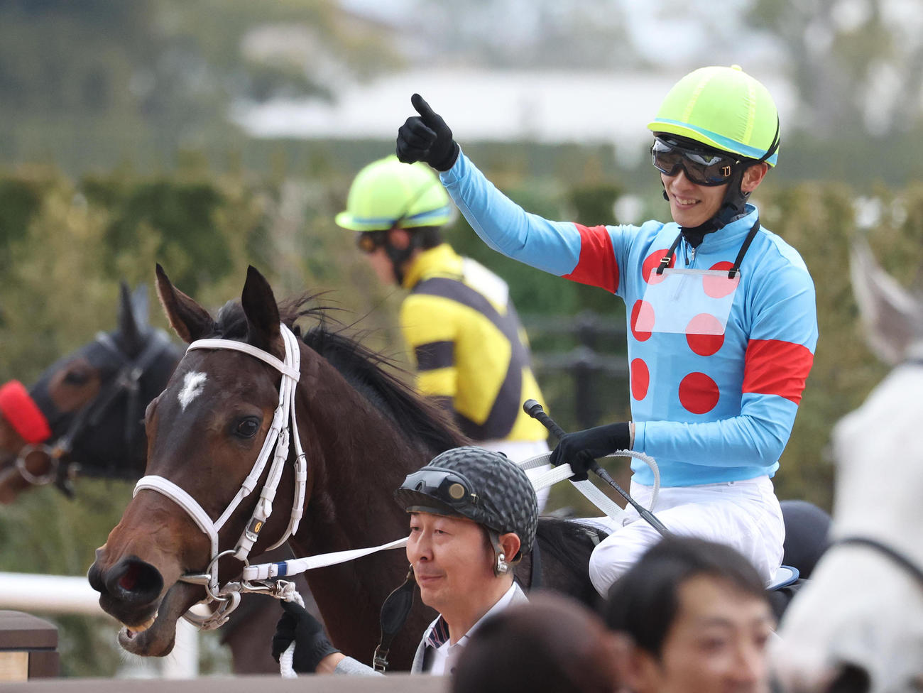 京都11R、ダブルハートボンドで舞鶴Sを制してサムズアップポーズで引き揚げる坂井騎手（撮影・白石智彦）