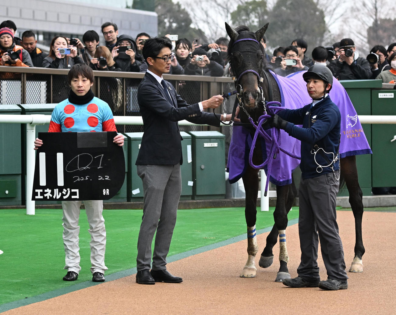 セントポーリア賞を制したエネルジコの口取りをする池添騎手と高柳瑞師（撮影・千葉一成）