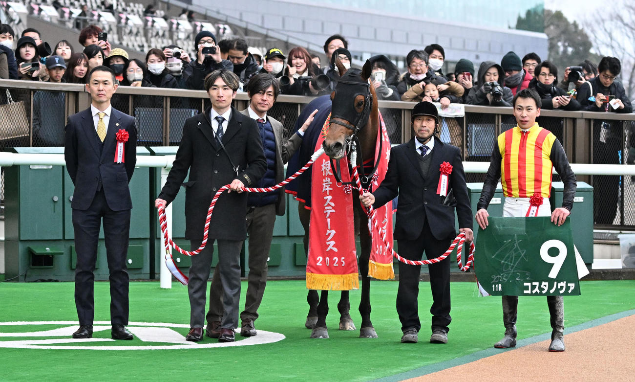 根岸Sを制したコスタノヴァの口取りをする横山武騎手と木村師（左端）（撮影・千葉一成）