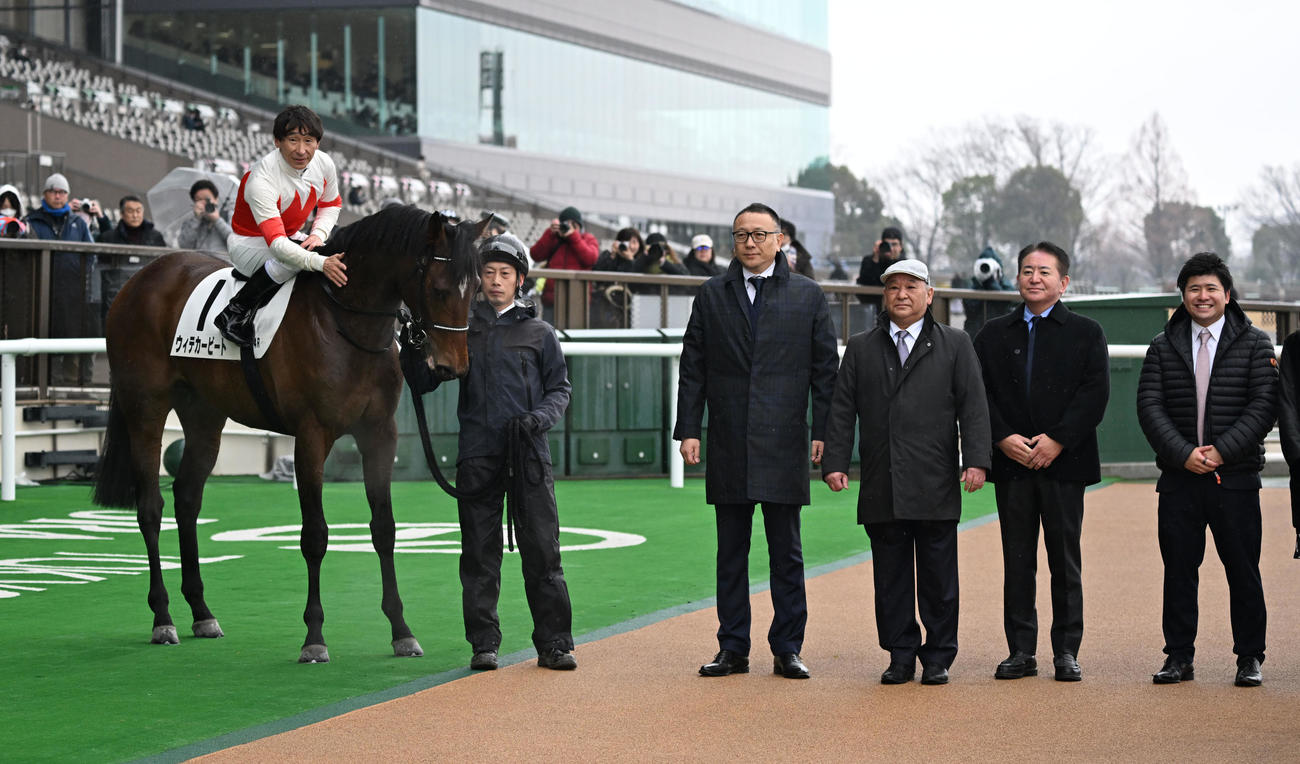 東京4R、3歳新馬戦を制したウィテカービートの口取りをする横山典騎手と昆師（右から3人目）（撮影・千葉一成）