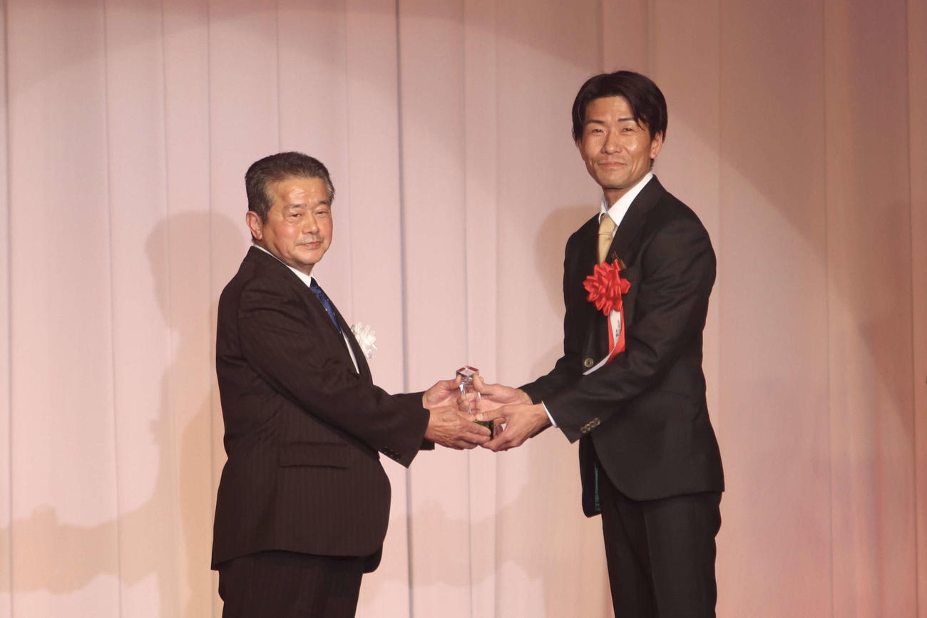 最優秀勝利回数騎手賞のトロフィーを受け取る森泰斗元騎手（右）