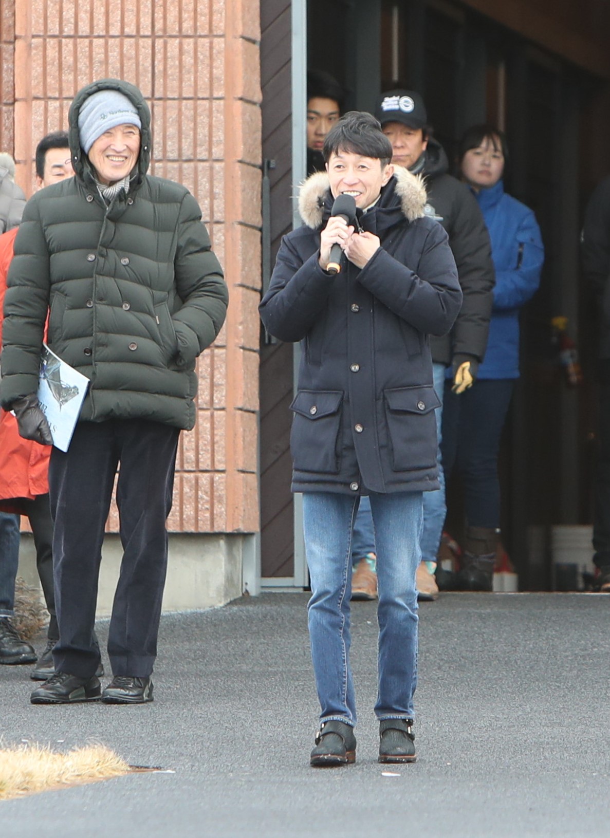 ドウデュースの応援に駆けつけた武豊騎手（右）（撮影・奥村晶治）