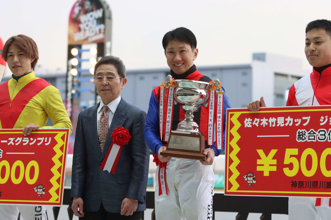 佐々木竹見カップジョッキーズグランプリで優勝した吉原寛人騎手（左から3人目）