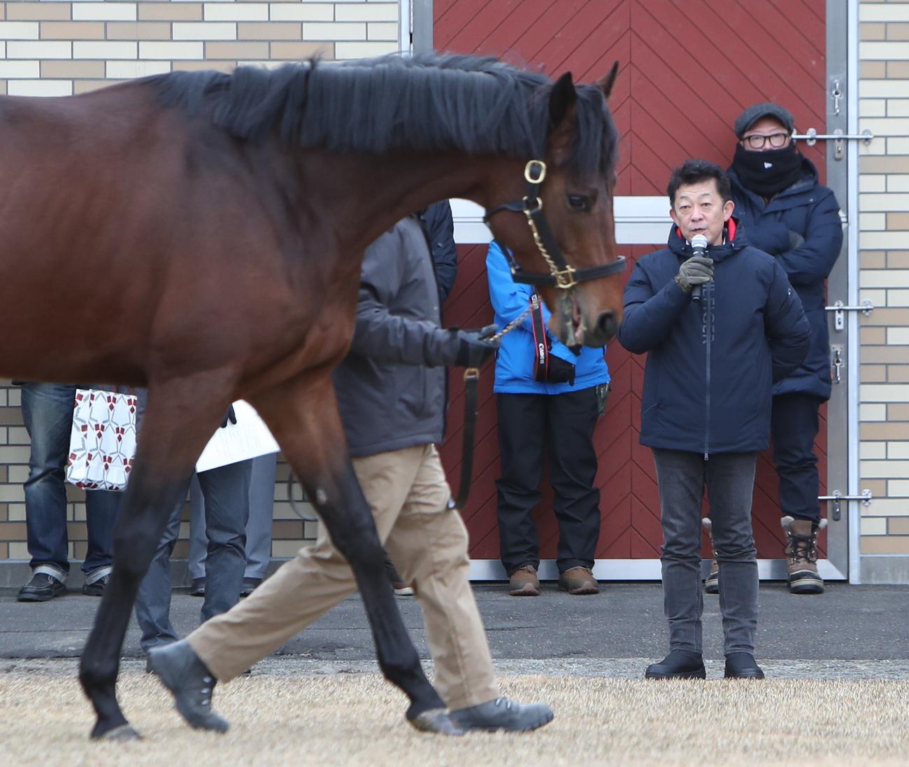 ジャスティンミラノの応援でマイクを握る友道師（撮影・奥村晶治）
