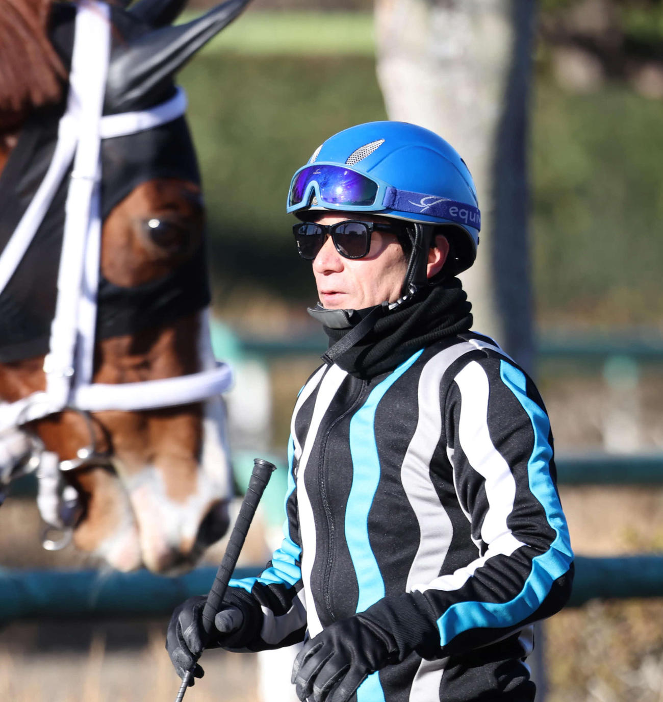 川崎競馬での重賞制覇から一夜明け、美浦トレセンで調教騎乗する内田騎手（撮影・丹羽敏通）