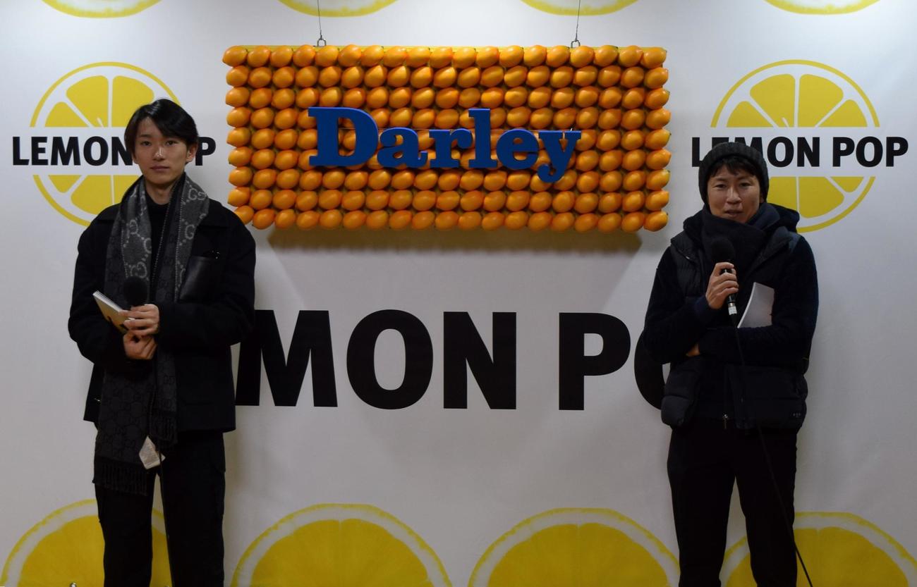 レモンポップについて話す坂井瑠星騎手（左）と田中博康調教師（ダーレージャパン提供）