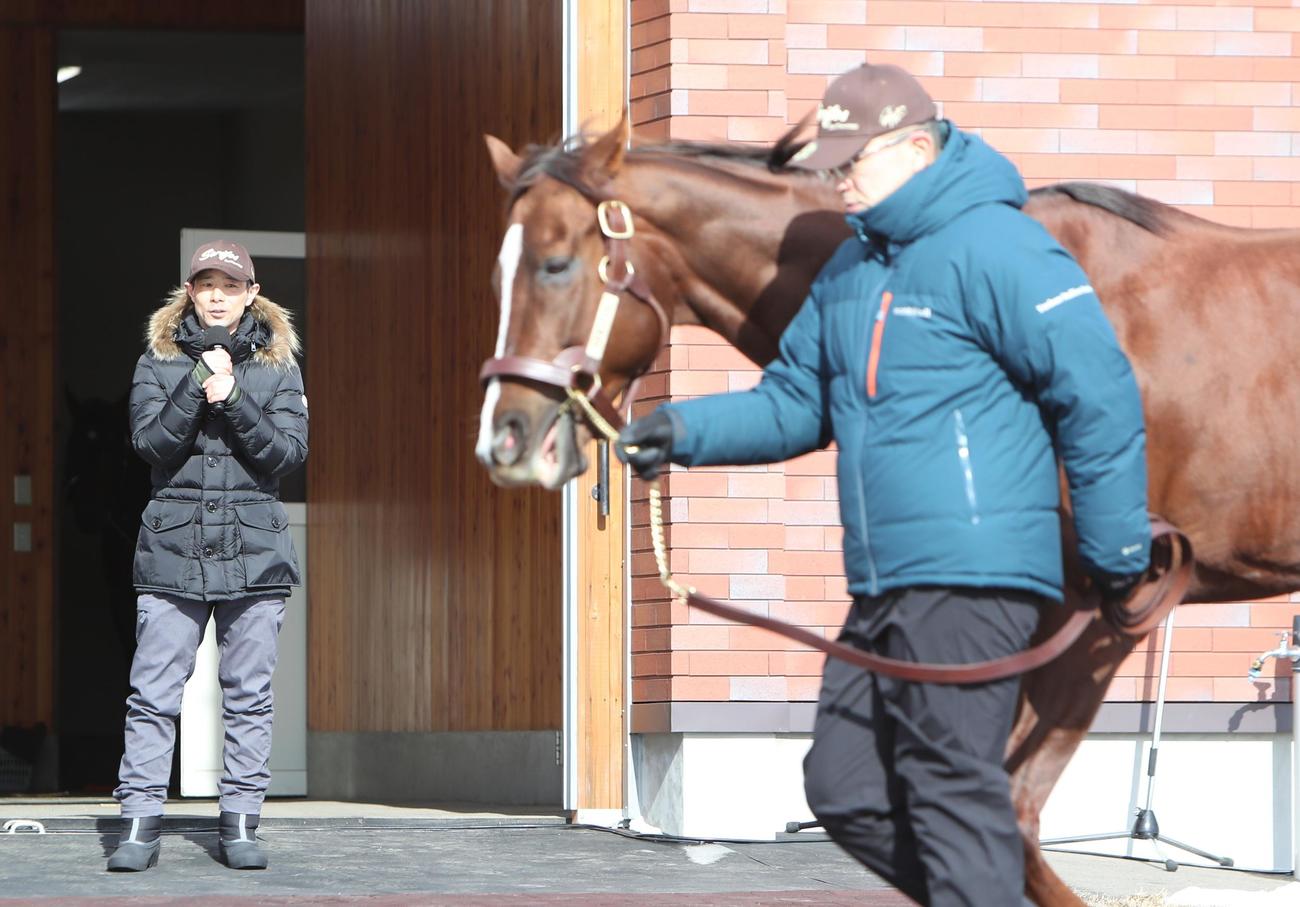 セリフォスの応援でマイクを握る中内田師（撮影・奥村晶治）