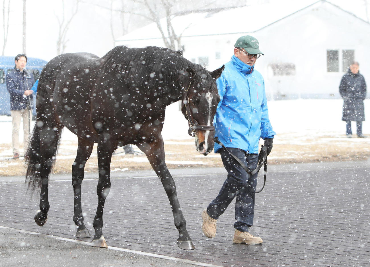 雪が舞う中を周回するタイトルホルダー（撮影・奥村晶治）