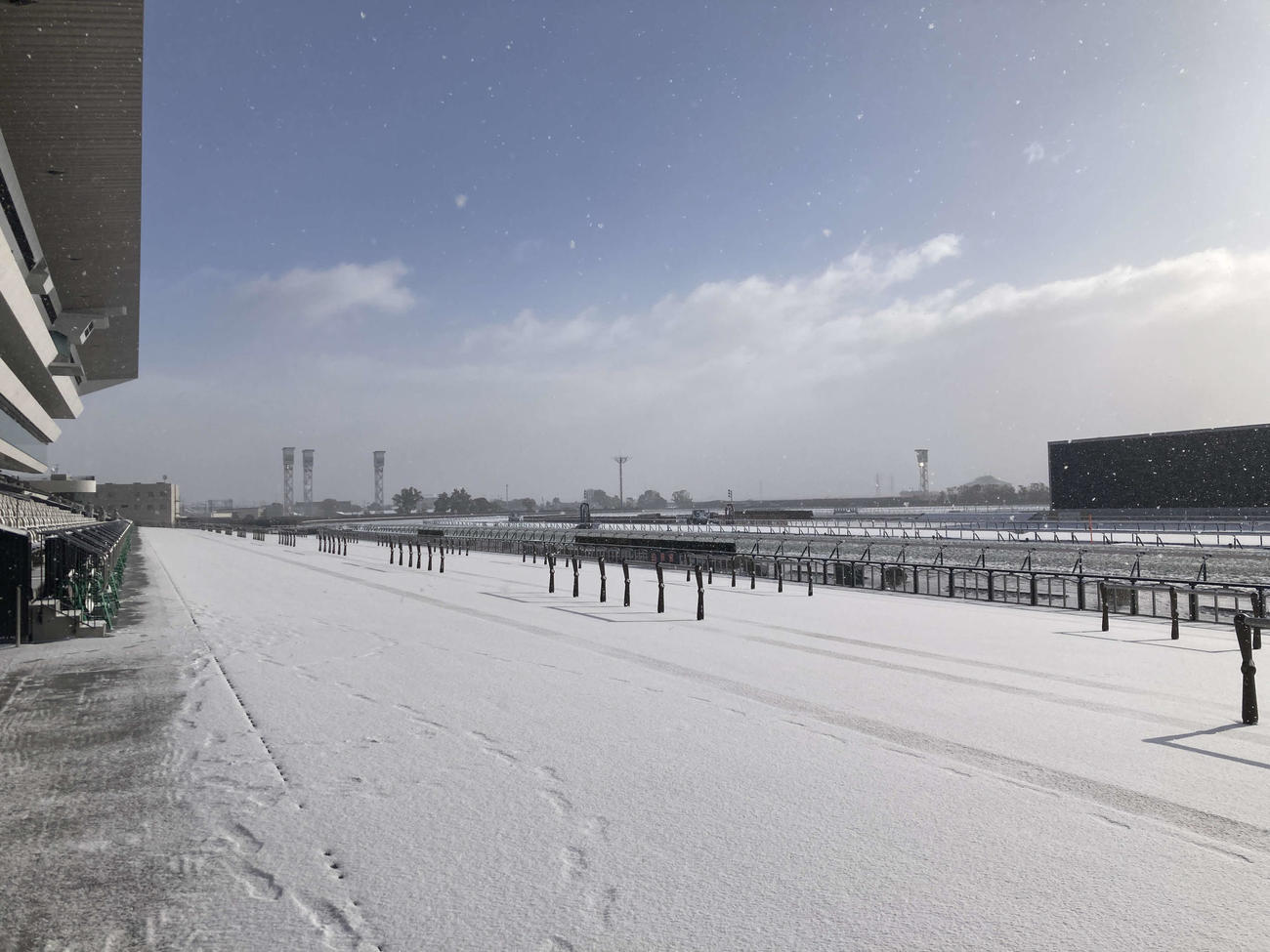 積雪のため開催中止となった京都競馬場（撮影・太田尚樹）
