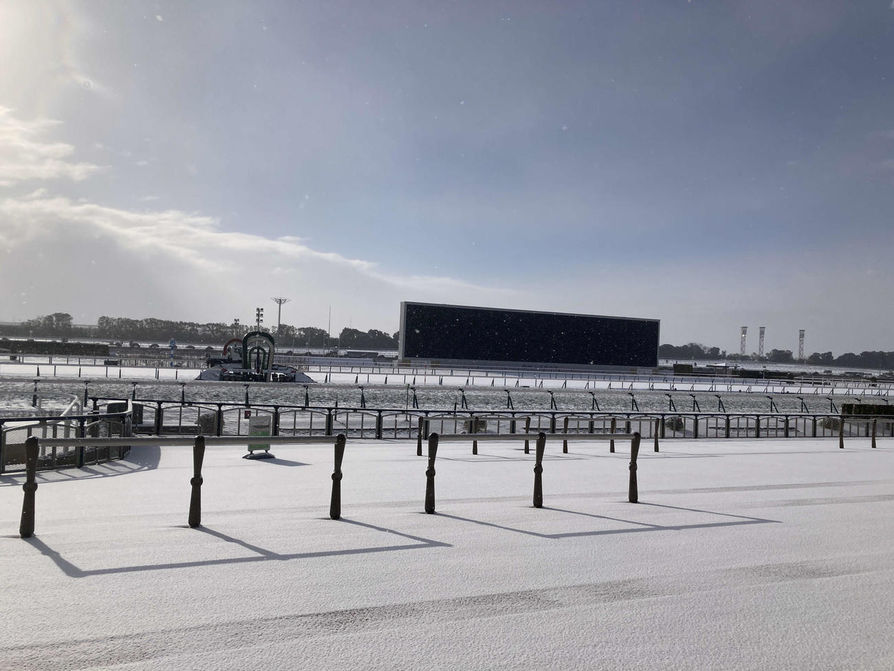 積雪のため開催中止となった京都競馬場（撮影・太田尚樹）