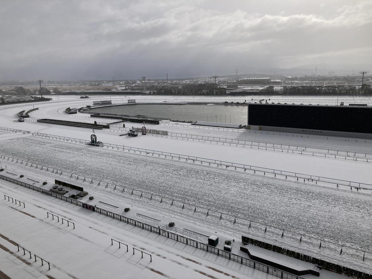 積雪のため開催中止となった京都競馬場（撮影・太田尚樹）