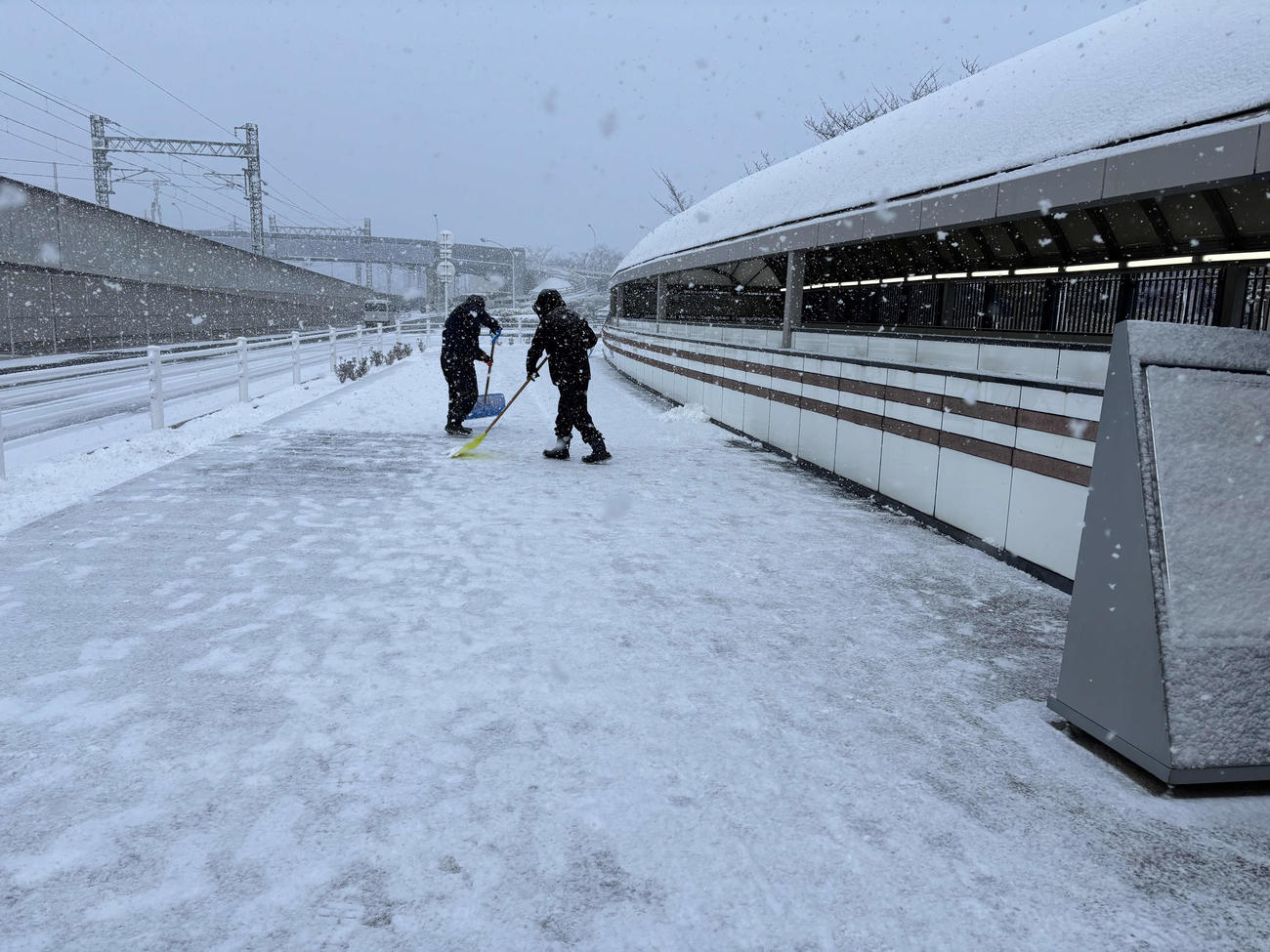 京都競馬は雪のため中止。競馬場外の通路では雪かきが行われていた（撮影・西尾就之）