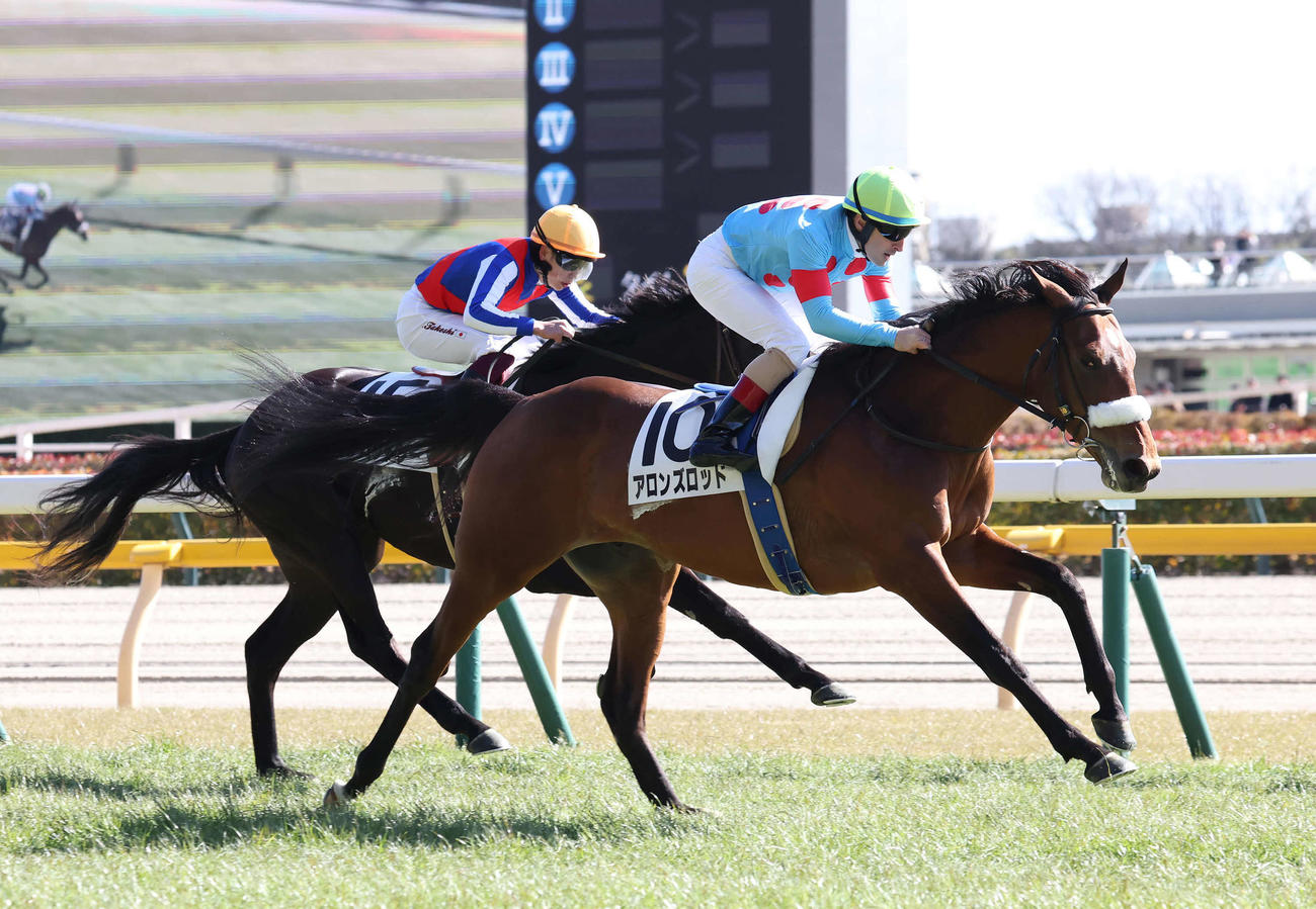 東京6R、3歳未勝利戦を制したアロンズロッドとルメール騎手（撮影・丹羽敏通）
