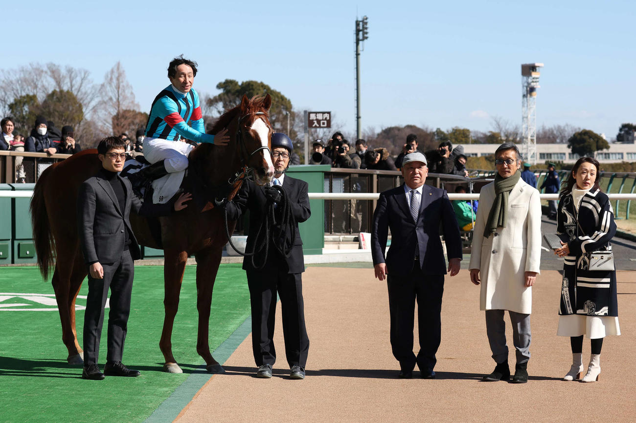 東京5R、3歳新馬戦を制したレディネスの口取りをする昆師と馬上の横山典騎手（撮影・丹羽敏通）