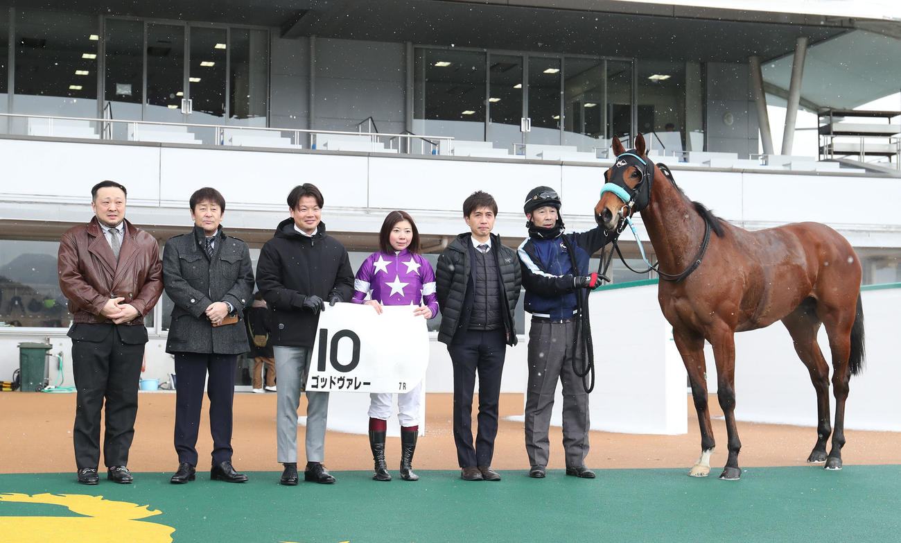 小倉7R、3歳未勝利を勝ち上がったゴッドヴァレーと口取りに並ぶ河原田騎手（右から3人目）（撮影・白石智彦）