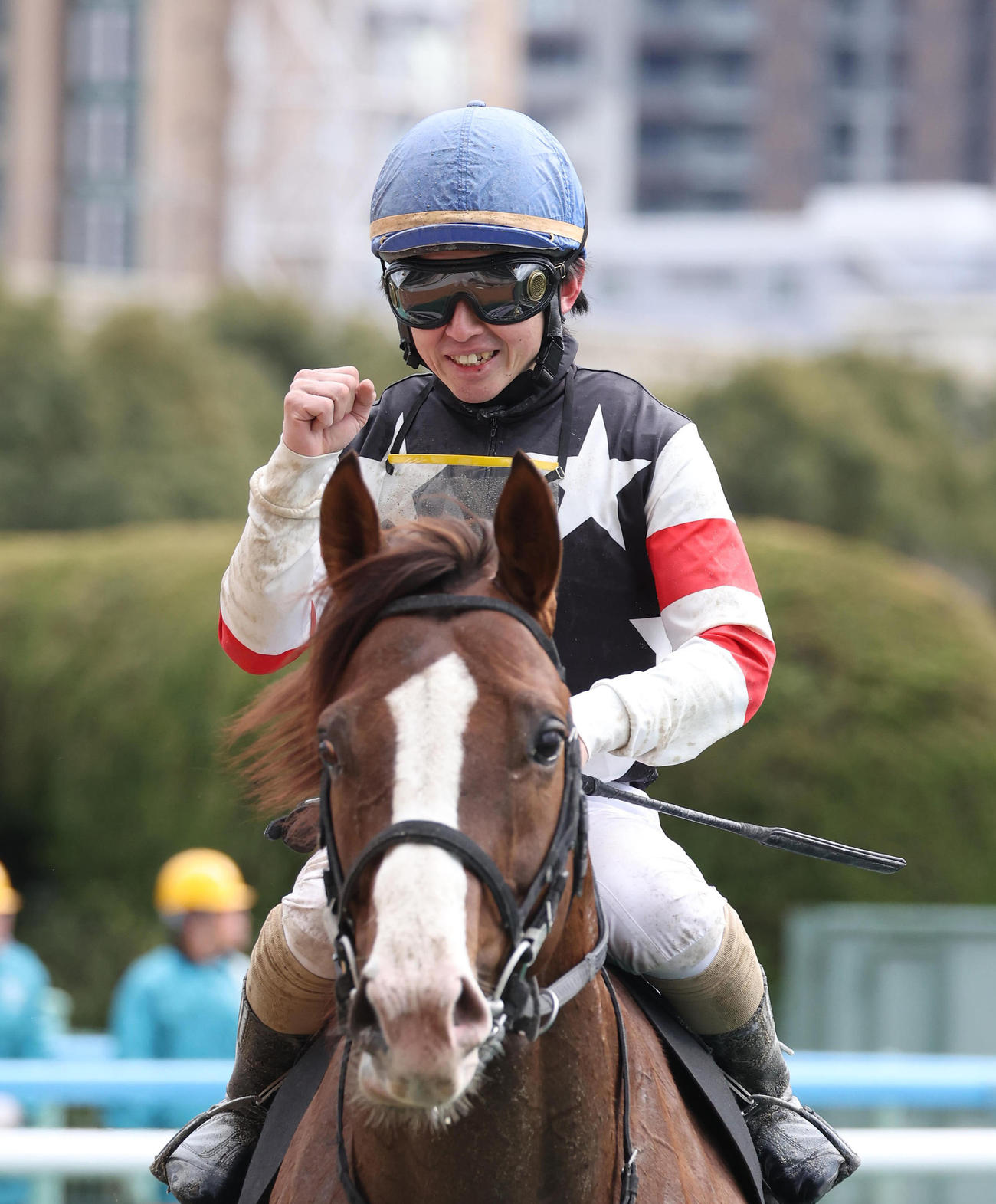 豊前Sをマリアナトレンチで制してガッツポーズで引き揚げる松若騎手（撮影・白石智彦）