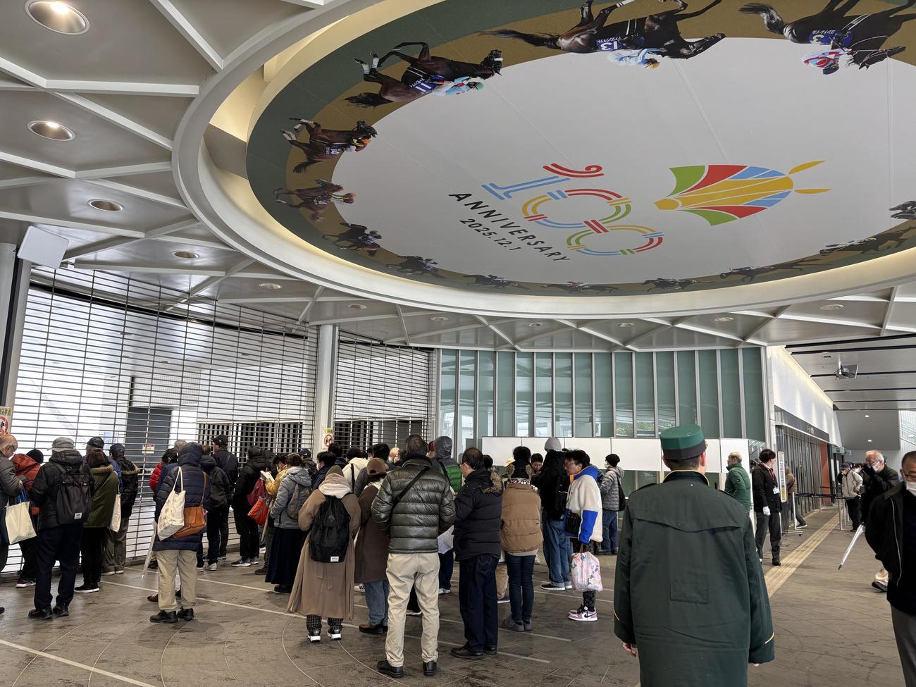 京都競馬は中止となったが、場内で馬券は購入出来るため、開門を待つ人が列を作った（撮影・西尾就之）