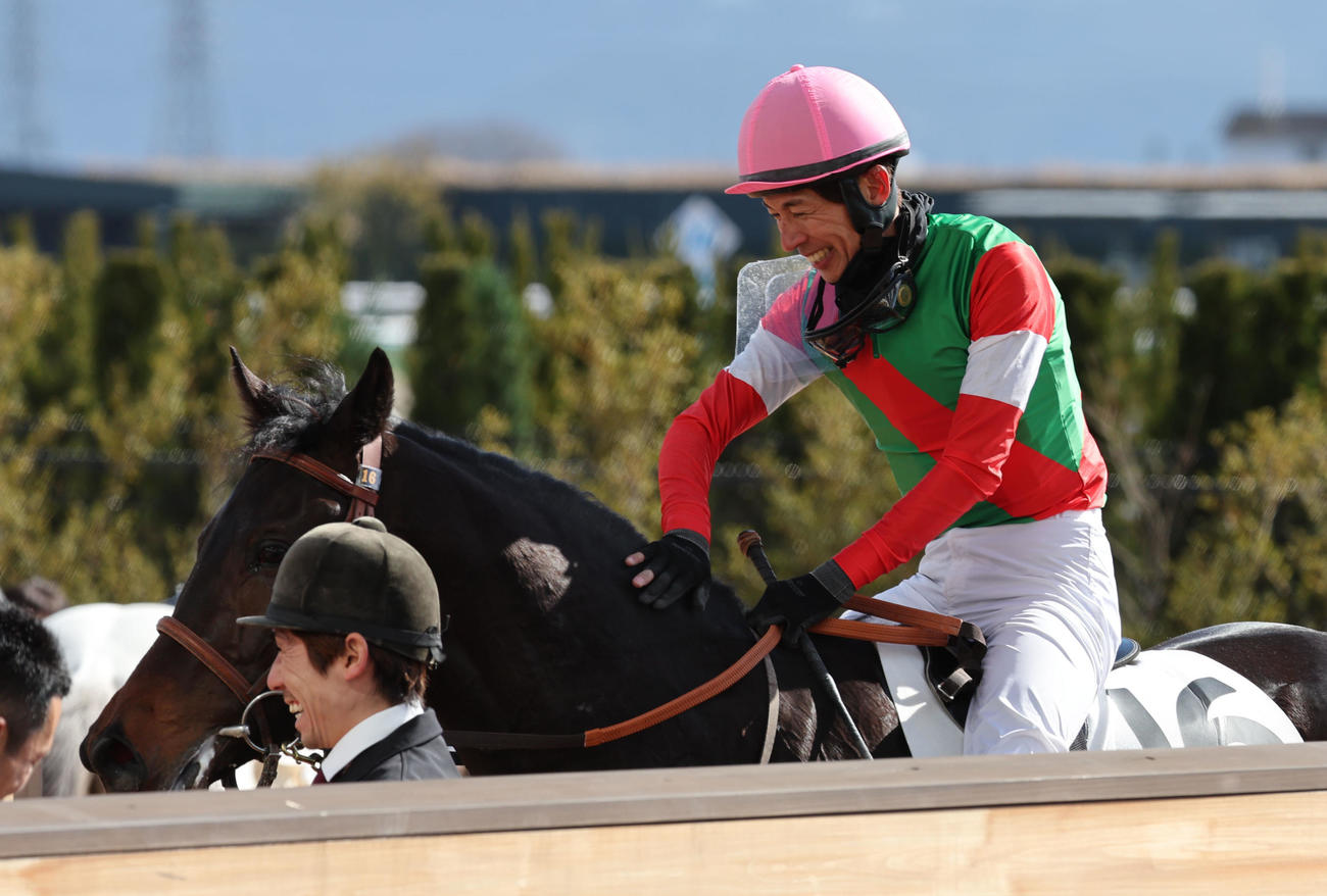 京都3R、復帰戦の和田竜二騎手はアーリドラータで4着となり笑顔で引き揚げる