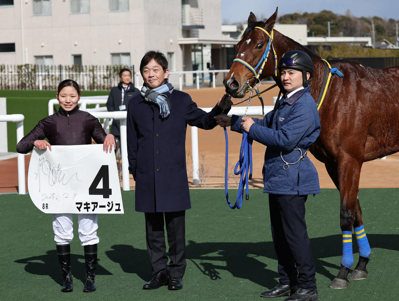 京都8R、4歳以上2勝クラスを制した小林美駒騎手とマキアージュは口取りに納まる（撮影・西尾就之）