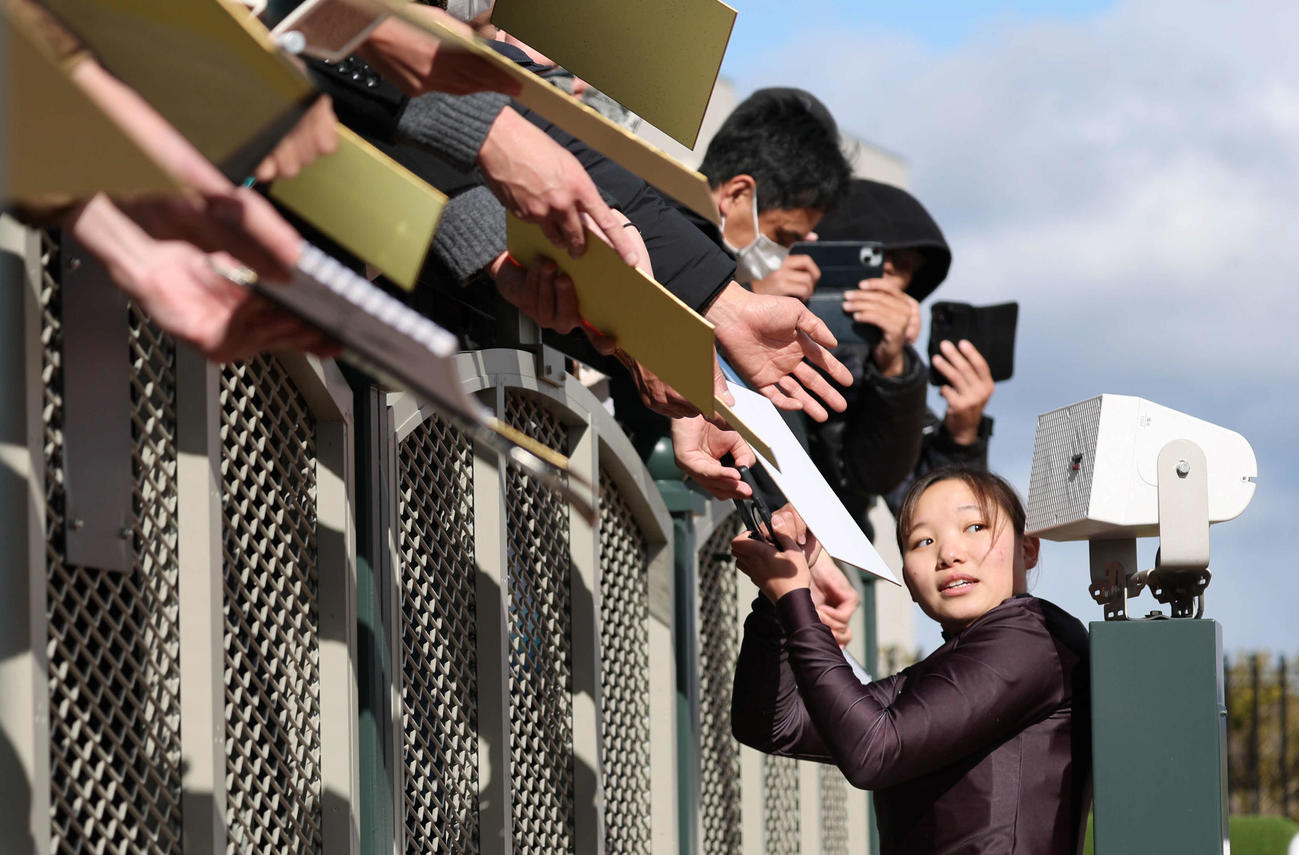 京都8R、4歳以上2勝クラスを制した小林美駒騎手はファンにサイン（撮影・西尾就之）