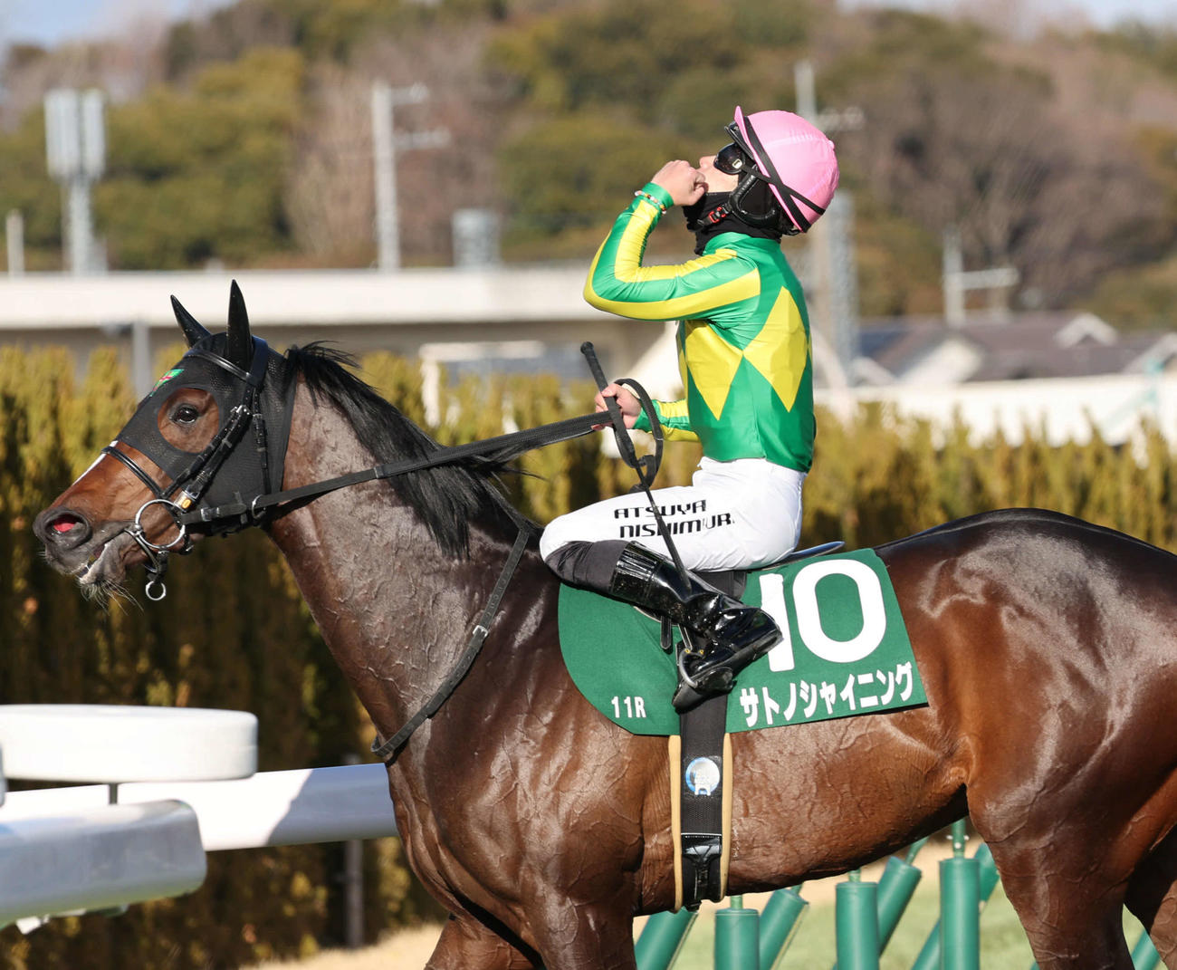 サトノシャイニングできさらぎ賞を制した西村騎手は天を見上げながら引き揚げる（撮影・西尾就之）