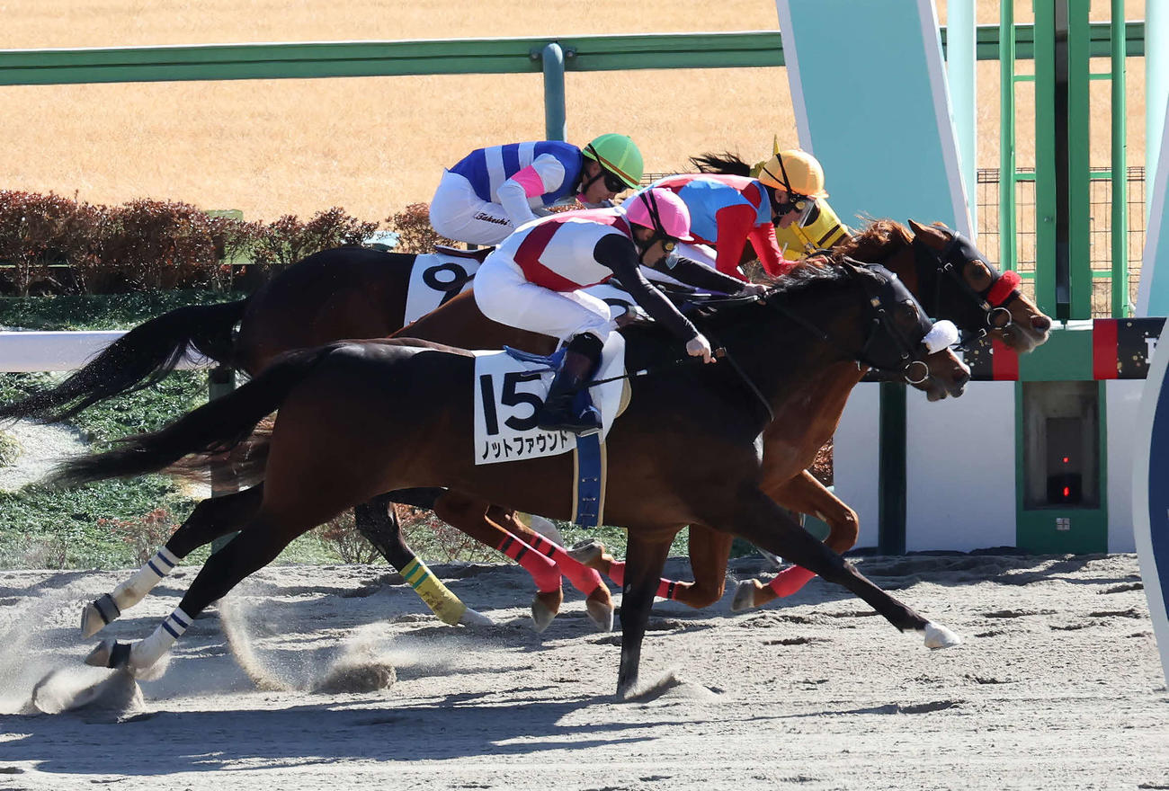 東京8R、4歳上2勝クラスを制したアンシールと武豊騎手（中央）。手前は2着ノットファウンド