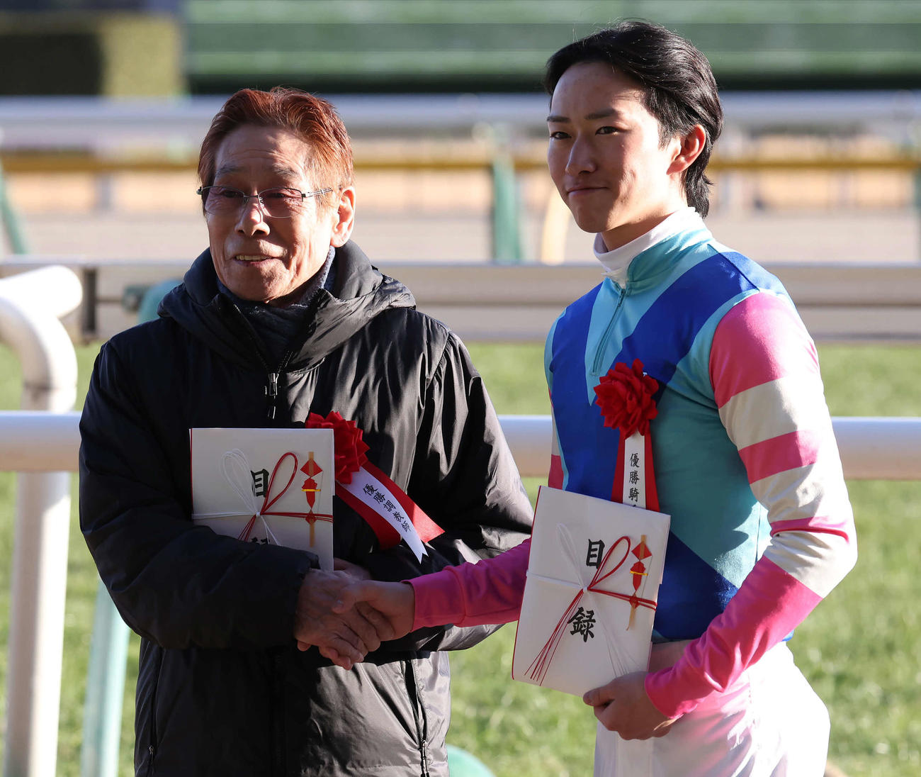 東京11R、ウォーターリヒトで東京新聞杯を制して菅原明騎手と握手する河内師（撮影・丹羽敏通）