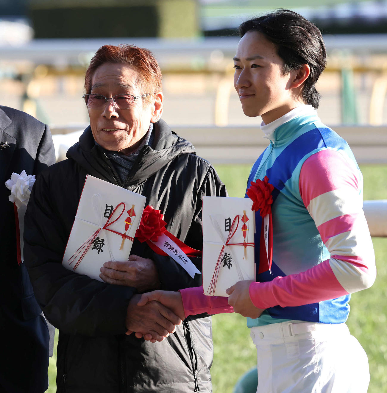 東京11R、ウォーターリヒトで東京新聞杯を制して菅原明騎手（右）と握手する河内師（撮影・丹羽敏通）