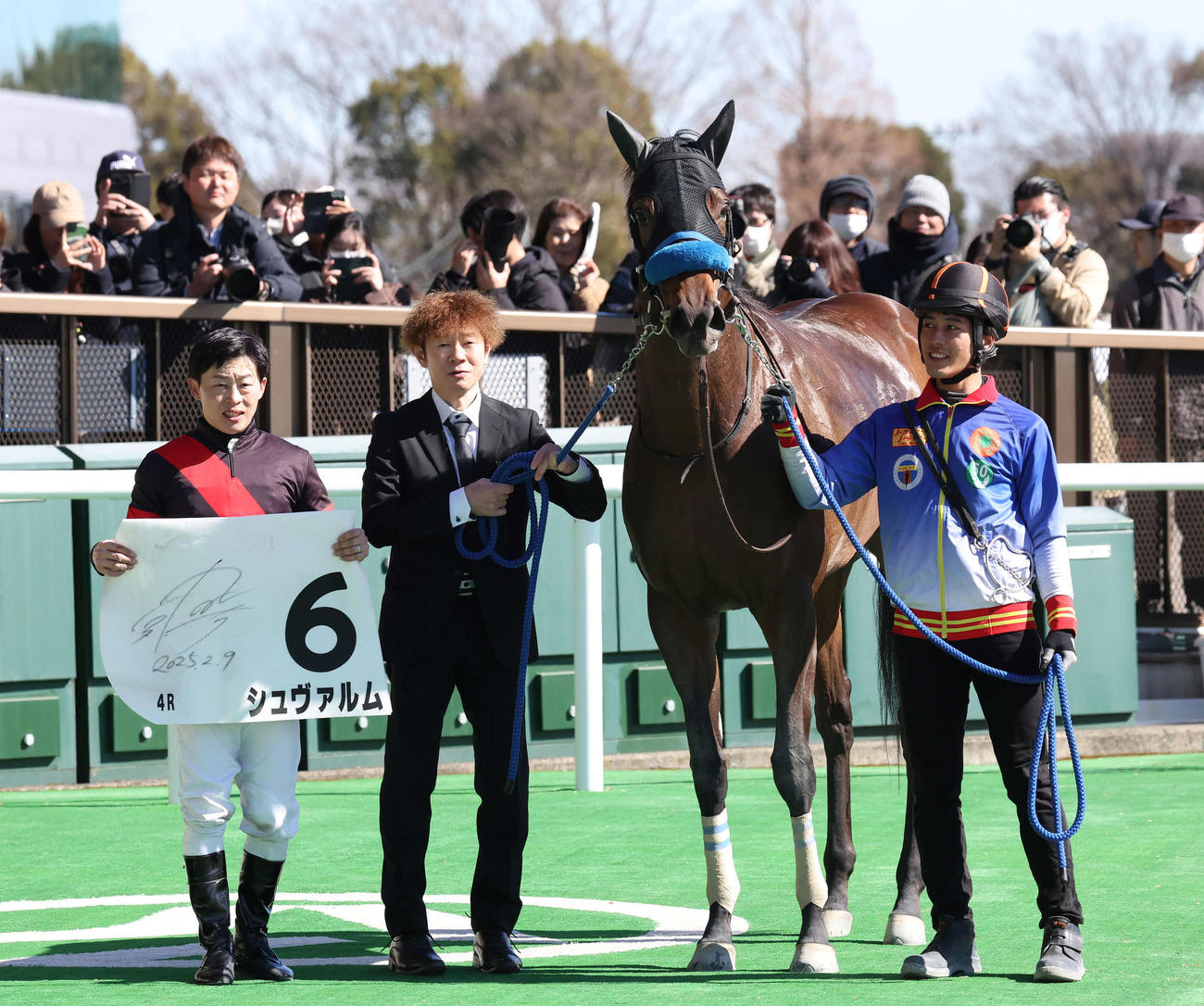 東京4R、3歳新馬戦を制したシュヴァルムの口取りをする丸田騎手（撮影・丹羽敏通）