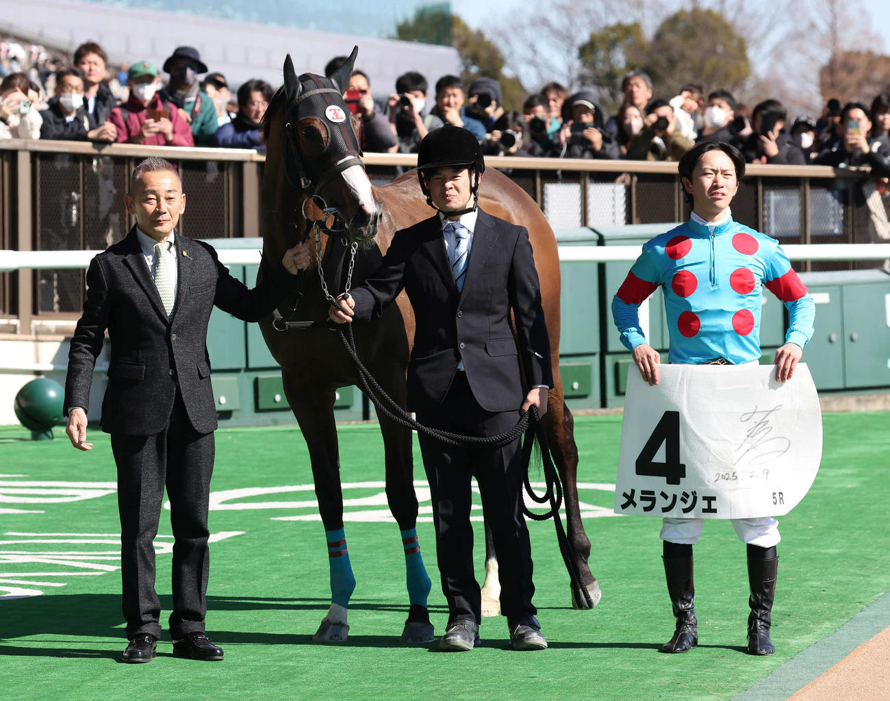 東京5R、3歳新馬戦を制したメランジェの口取りをする田中剛師と菅原明騎手（撮影・丹羽敏通）
