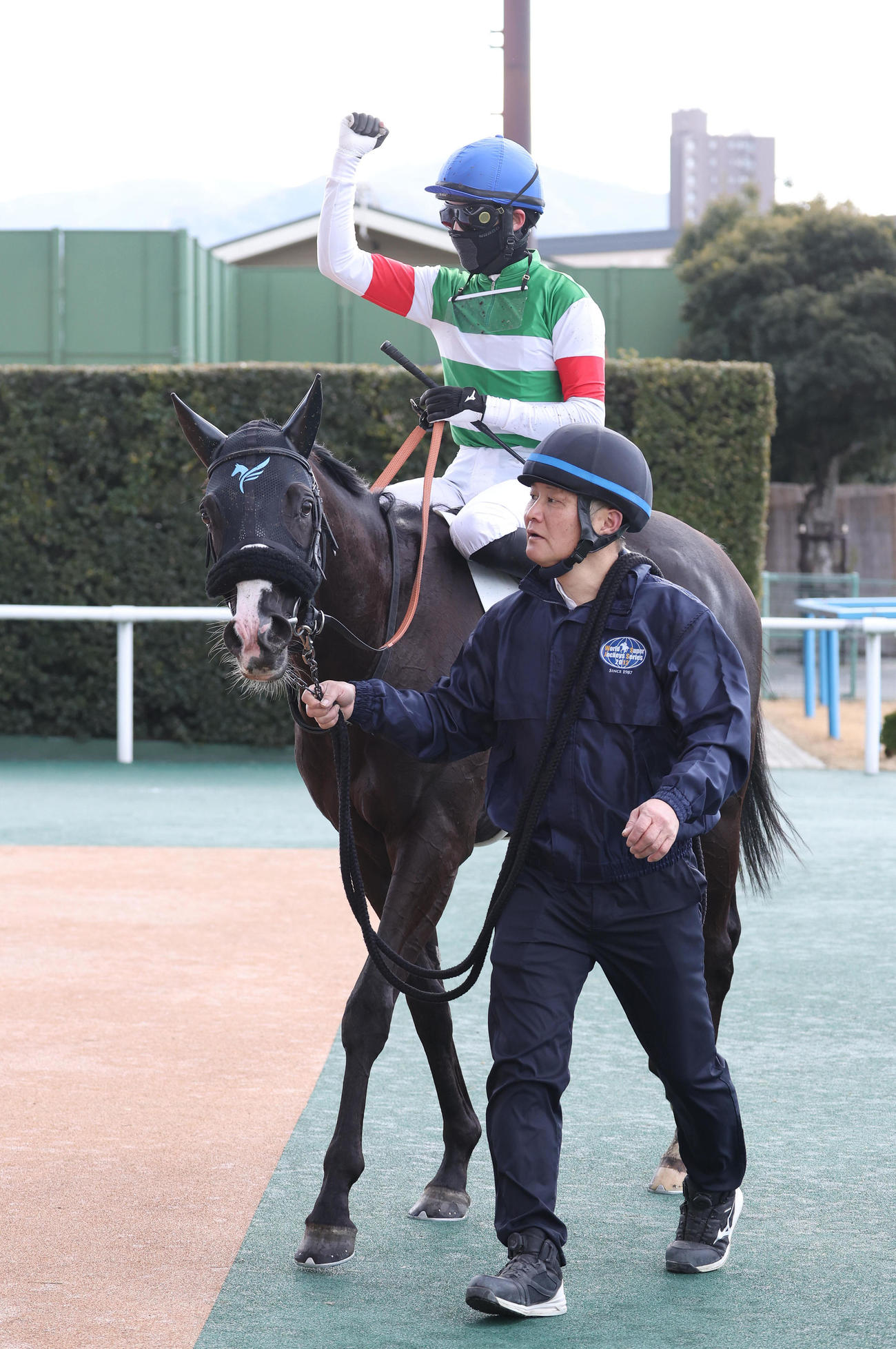 小倉5R、コーチェラバレーで新馬戦を制してガッツポーズで引き揚げる斎藤騎手（撮影・白石智彦）