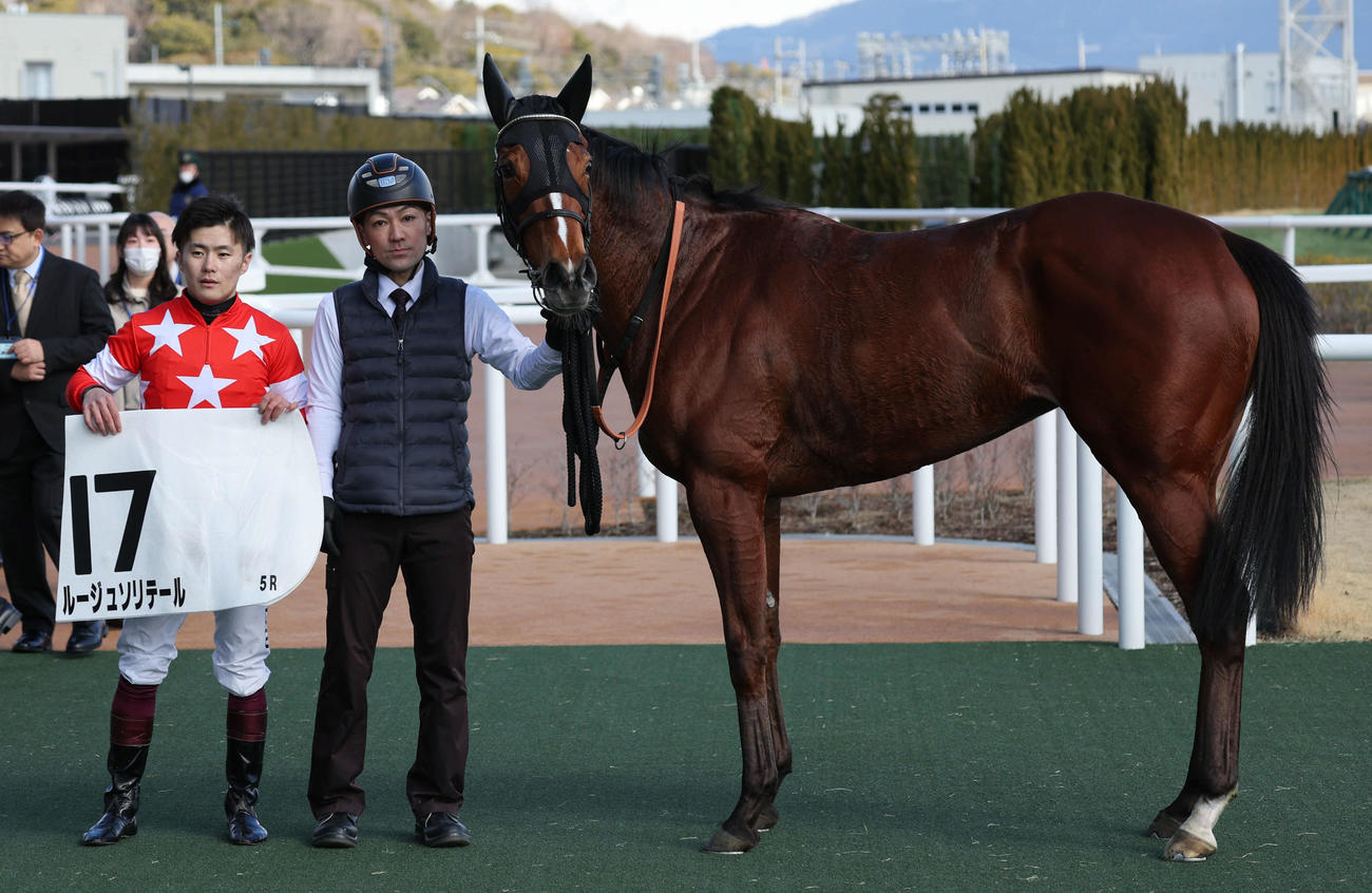 京都5R、3歳新馬戦を制した西村淳騎手とルージュソリテールは口取りに納まる（撮影・西尾就之）